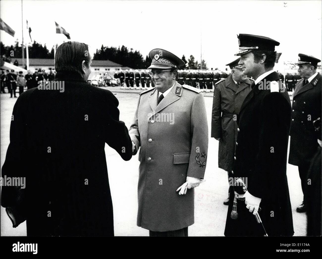 Mar 03, 1976 - La visita di Stato del presidente Josip Broz Tito dalla Iugoslavia arrivando alla Internazionale di Stoccolma Arlanda Airport, il presidente è stato accolto da Sua Maestà il Re Carlo XVI Gustavo di Svezia e il primo ministro Olof Palme. Foto Stock