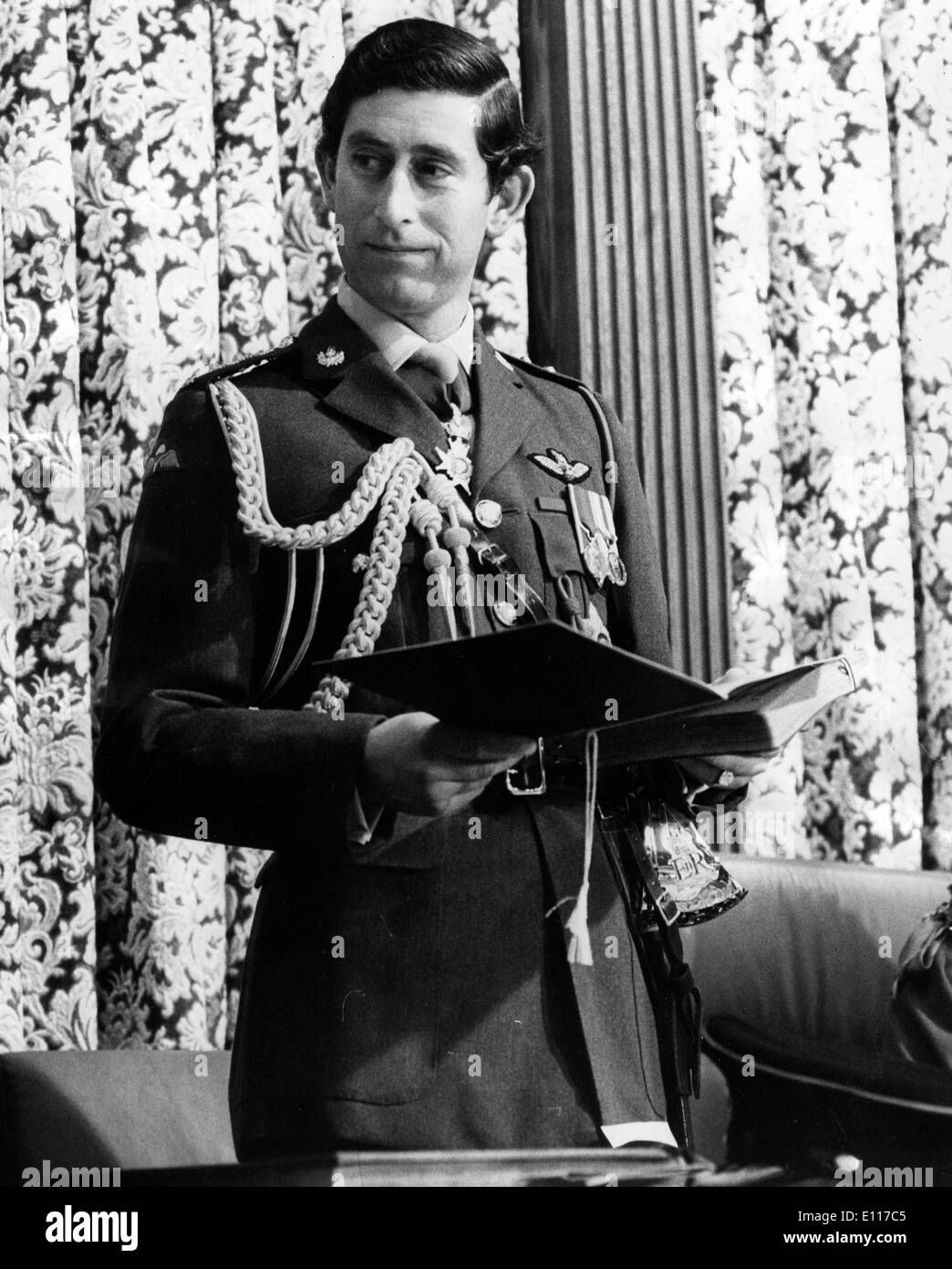 Il principe Charles legge un libro in uniforme Foto Stock