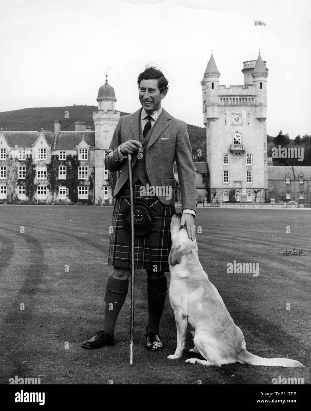 Il principe Carlo con il suo cane al di fuori del castello Foto Stock