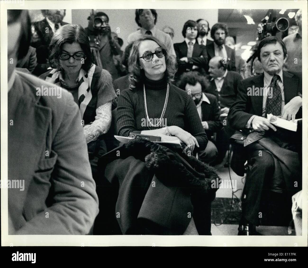 Mar 03, 1976 - Georgia Welch Clark, entre) moglie di Ex Attorney General Ramsey Clark, siede tra reporter durante l'ascolto Foto Stock