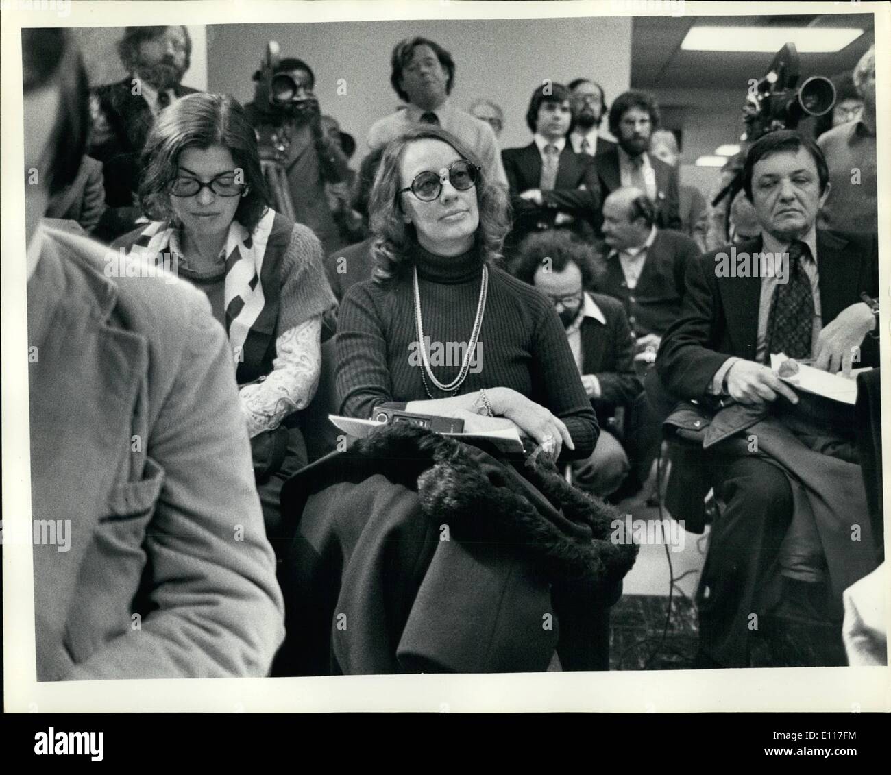 Mar 03, 1976 - lunedì 3.15.1976 New York City Georgia Clark center moglie di ex Attorney General Ramsey Clark, siede tra repor Foto Stock