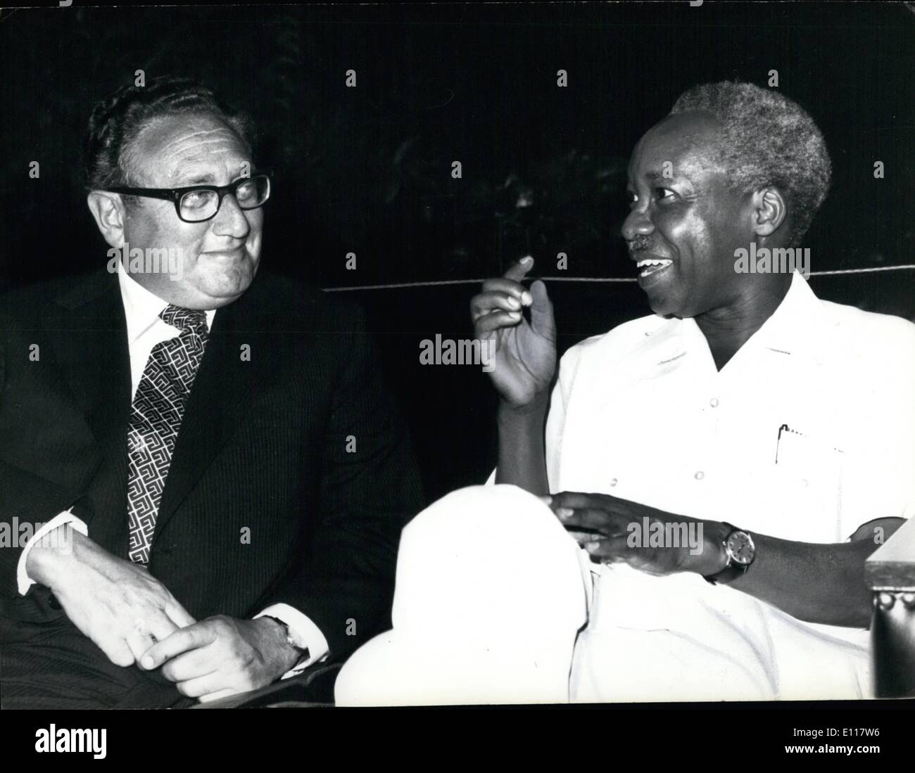 Apr. 04, 1976 - Kissinger in Tanzania: Quizzical guardare da et impostazione Kissinger come Nyerere sottolinea un punto della politica della Tanzania. Credito: Cametapix Foto Stock