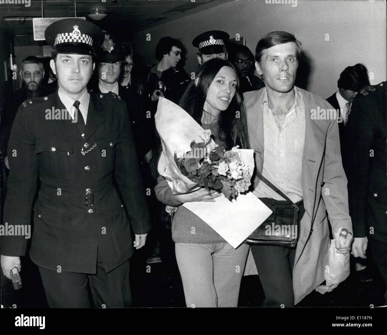Apr. 04, 1976 - BRITIUH DUSINESSAAN AU, sua moglie argentina arrivare TORNA IN GRAN BRETAGNA dopo 4h-NONTHs IN CARCERE argentino, ''RICHARD WHITECROSS, l'imprenditore britannico detenuto per 4A mesi in un Ar,entine jell, arrivee back Ct Heathrow Airnort ultimo potrebbe nod ha raccontato di essere arrestati a gunpoint ed essendo threntened con drath da gunrds che egli snidtortured la maggior parte dei prigionieri. Holiday Inn Express argentino-nato moglie, detenuto nel carcere di EAME, ha detto di aver wns costretto a guardare ne uno dei loro amici con n il cofano sopra il suo capo ',è bonten fino ny quattro uomini. Signor Whitecro Foto Stock