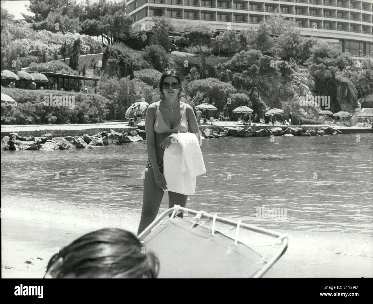 Apr. 04, 1976 - durante una vacanza nelle isole greche, Christina Onassis Andreadis e suo marito, Alexander ha trascorso 2 giorni a Rouligmeni spiaggia dove hanno affittato un bungalow. Essi hanno apprezzato la spiaggia con Alexander Brothers, George e Peter e alcuni altri amici. Foto Stock