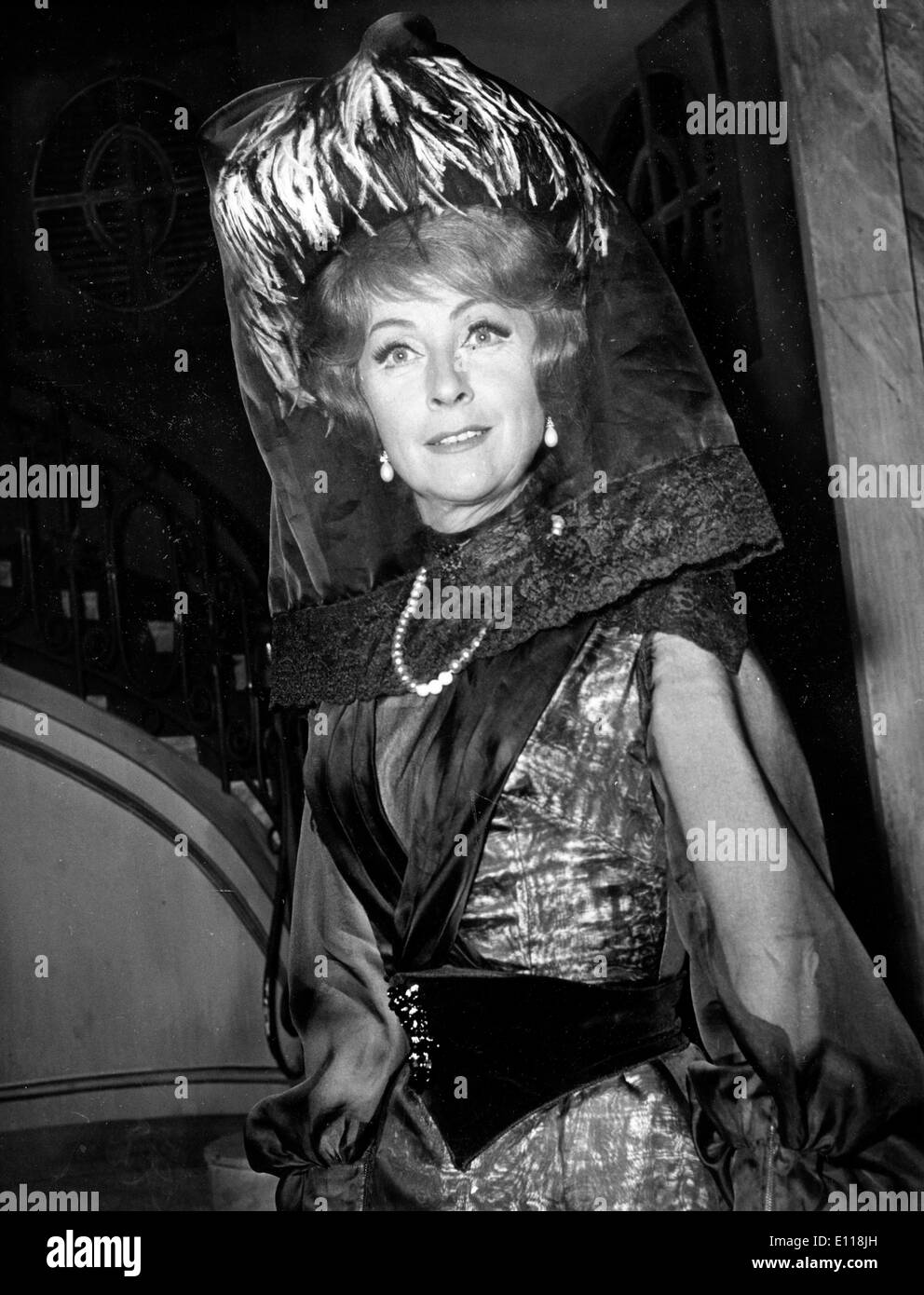 L'attrice Danielle Darrieux sul palco in 'Laurette' Foto Stock