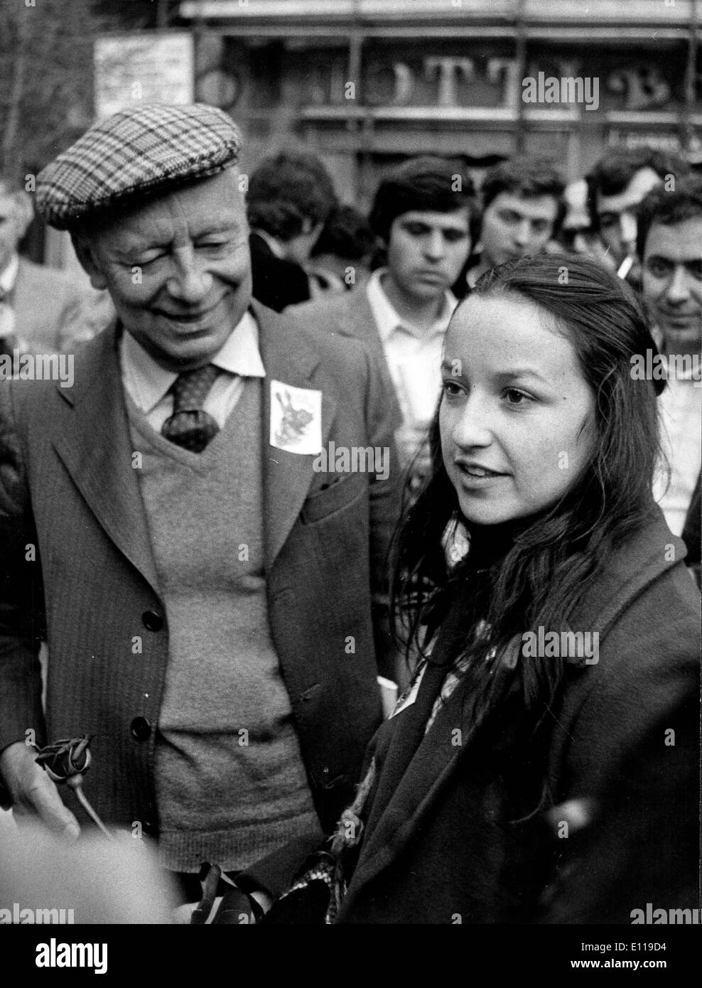 Apr 30, 1976 - Roma, Italia - File (foto) LUIS CORVALAN (Luis Alberto Corvalan Castillo) è un uomo politico cileno, e l' ex Segretario Generale del Partito Comunista del Cile (PCC). Egli è stato arrestato dal regime di Pinochet e divenne un prigioniero politico in 1973. L'URSS predisposta per il suo rilascio e in esilio in 1976. Tornò in Cile dopo la fine di Pinochet una dittatura. Nella foto: VIVIANA CORVALAN, destra a Roma che cercano la liberazione di suo padre, con l'Italiano comunista GIANCARLO PAJETTA. Foto Stock