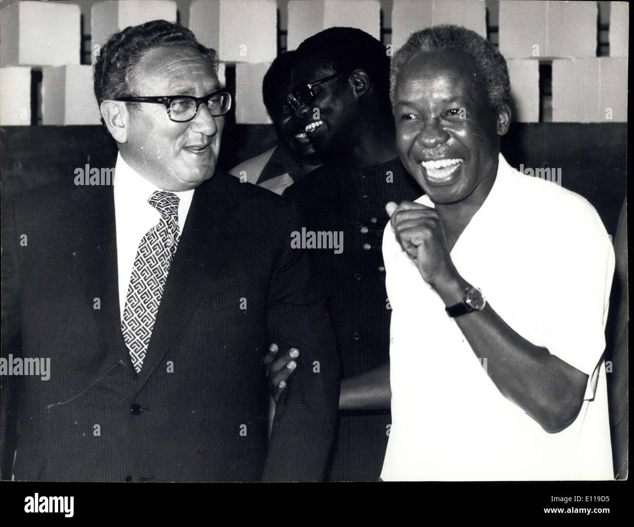 Apr. 30, 1976 - Nyerere nei colloqui con Kissinger Tanzania il Presidente Julius Nyerere è sempre stato esplicito circa il suo impegno per la libertà africano. Ma egli è anche un esperto statista e qualunque siano le differenze potrebbero trovarsi tra il suo paese a politiche e quelli degli Stati Uniti ha stabilito una composizione amichevole di incrollabile, atmosfera in cui tenere colloqui con il Segretario di Stato americano Henry Kissinger, prestando la sua prima visita ufficiale in Africa. Pix 1: allegro il presidente Nyerere detiene Kissinger di braccia in gesto amichevole prima di colloqui formali iniziare ed esprime il piacere qualche scherzo. Foto Stock
