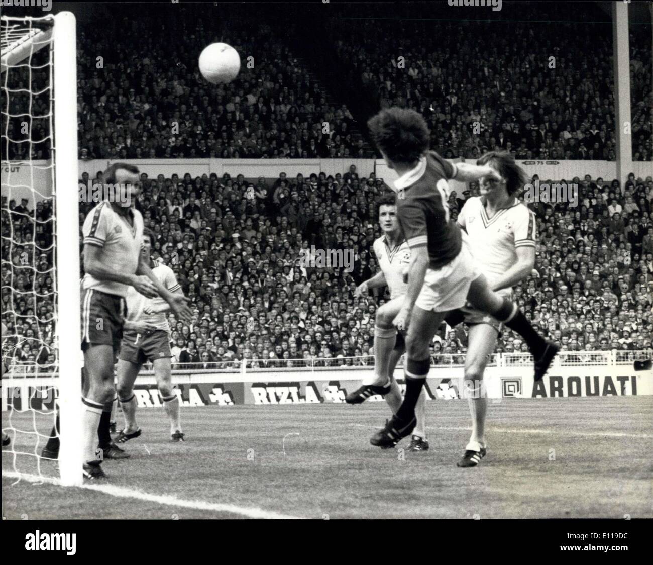 Maggio 01, 1976 - F.A. Per LA FINALE DI COPPA A WEMBLEY: mostra fotografica di Man Utd in avanti SA MMY McMilroy destra vola attraverso l'aria per la testa Foto Stock