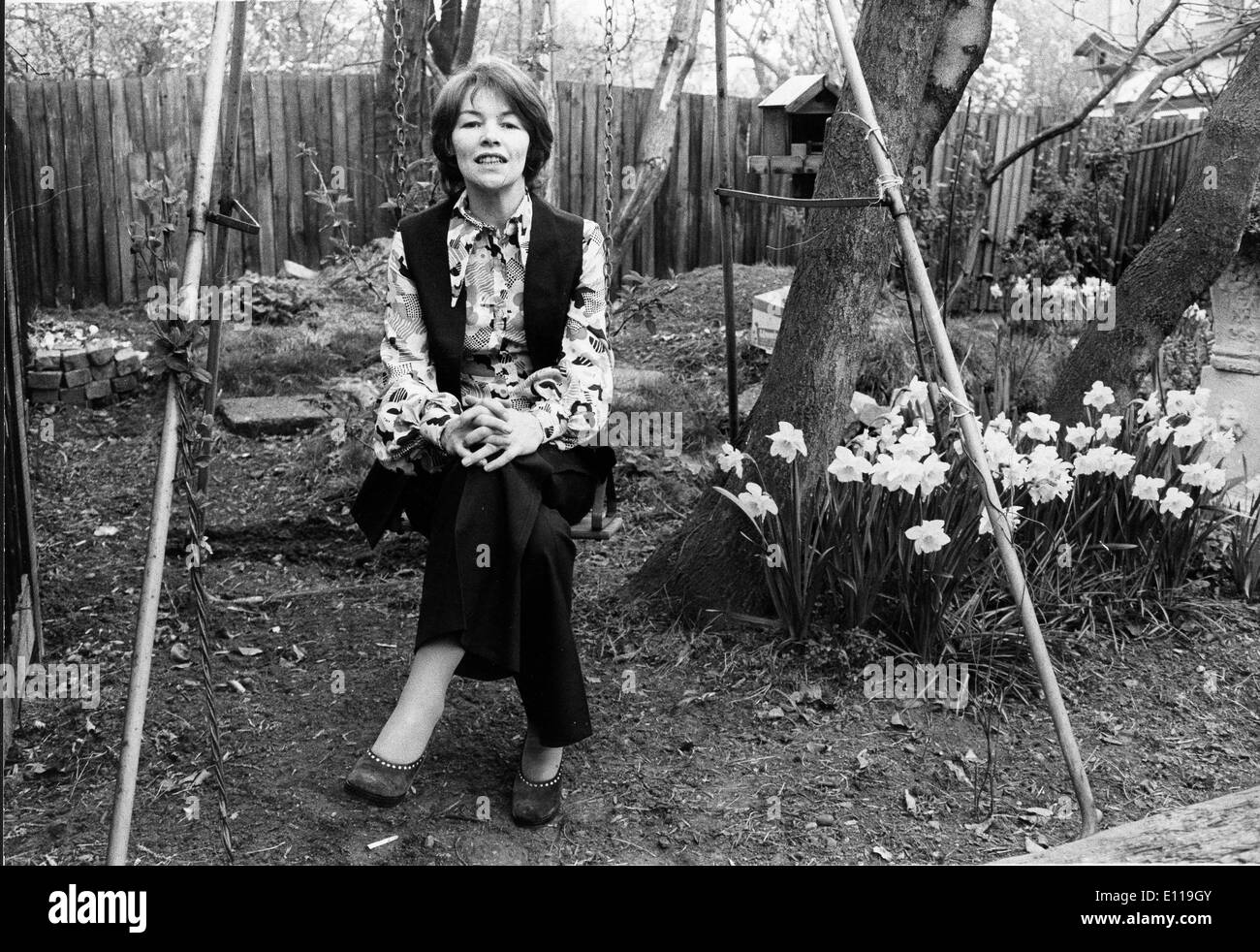 L'attrice Glenda Jackson si siede su altalena in giardino Foto Stock