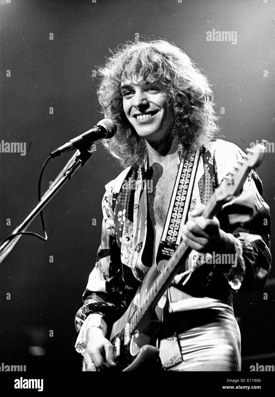Maggio 12, 1976; New York, NY, STATI UNITI D'AMERICA; uno dei più rispettati i chitarristi di tutti i tempi, PETER FRAMPTON ha sempre reso difficile, interessante e acclamato album. Inizio con la British bande la mandria e umile torta Frampton rapidamente cementato il suo stato come un mondo di classe guitar dio. Il successo commerciale ha colpito il grande nel 1976 quando il suo immortale Frampton Comes Alive! Divenne rapidamente la più grande vendita di album di tutti i tempi. La foto mostra Pietro durante una performance in New York. Foto Stock