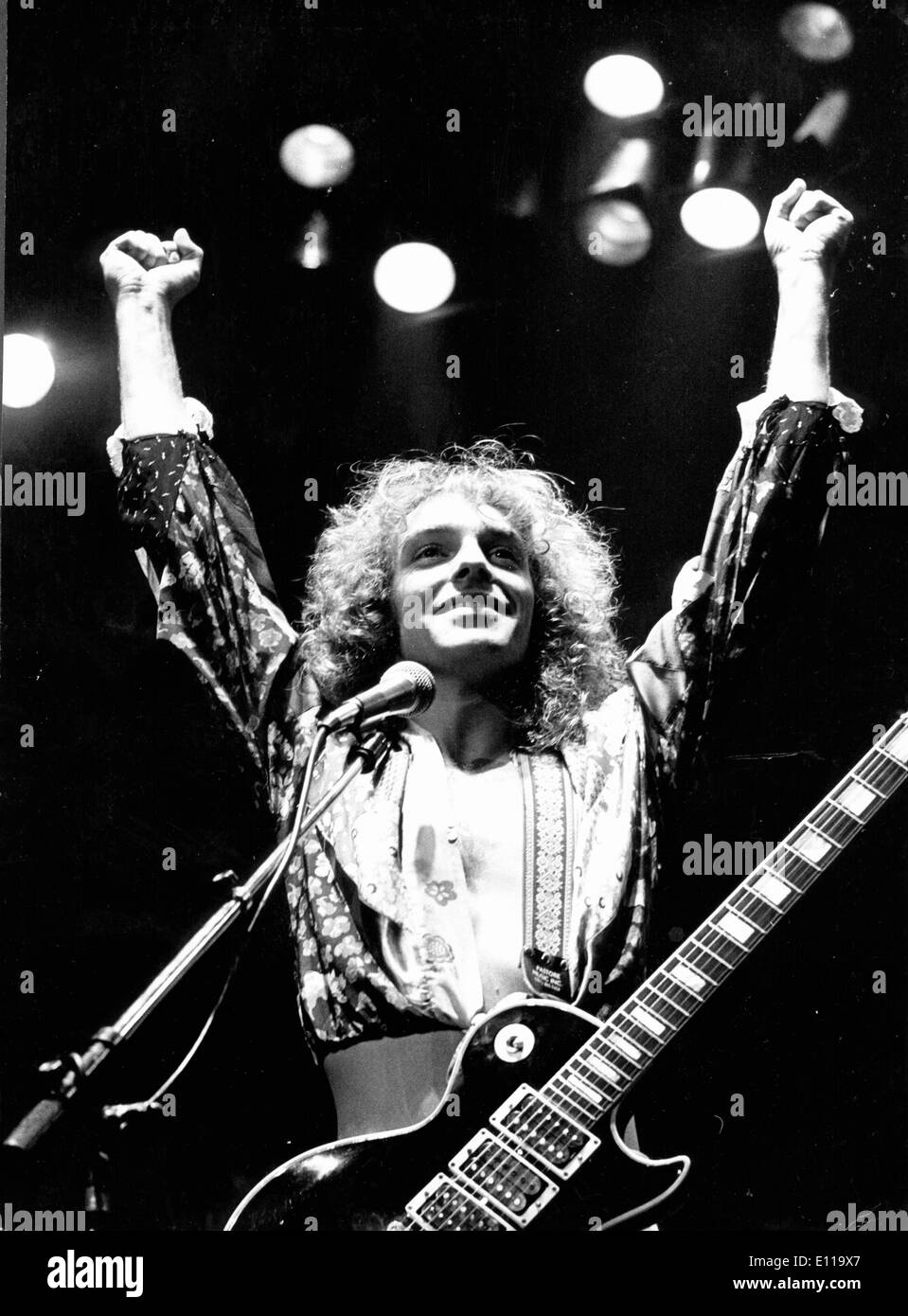 Maggio 12, 1976; New York, NY, STATI UNITI D'AMERICA; uno dei più rispettati i chitarristi di tutti i tempi, PETER FRAMPTON ha sempre reso difficile, interessante e acclamato album. Inizio con la British bande la mandria e umile torta Frampton rapidamente cementato il suo stato come un mondo di classe guitar dio. Il successo commerciale ha colpito il grande nel 1976 quando il suo immortale Frampton Comes Alive! Divenne rapidamente la più grande vendita di album di tutti i tempi. La foto mostra Pietro durante una performance in New York. Foto Stock