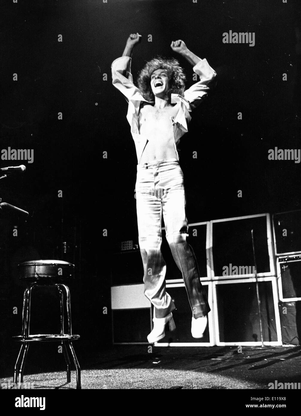 Maggio 12, 1976; New York, NY, STATI UNITI D'AMERICA; uno dei più rispettati i chitarristi di tutti i tempi, PETER FRAMPTON ha sempre reso difficile, interessante e acclamato album. Inizio con la British bande la mandria e umile torta Frampton rapidamente cementato il suo stato come un mondo di classe guitar dio. Il successo commerciale ha colpito il grande nel 1976 quando il suo immortale Frampton Comes Alive! Divenne rapidamente la più grande vendita di album di tutti i tempi. La foto mostra Pietro durante una performance in New York. Foto Stock