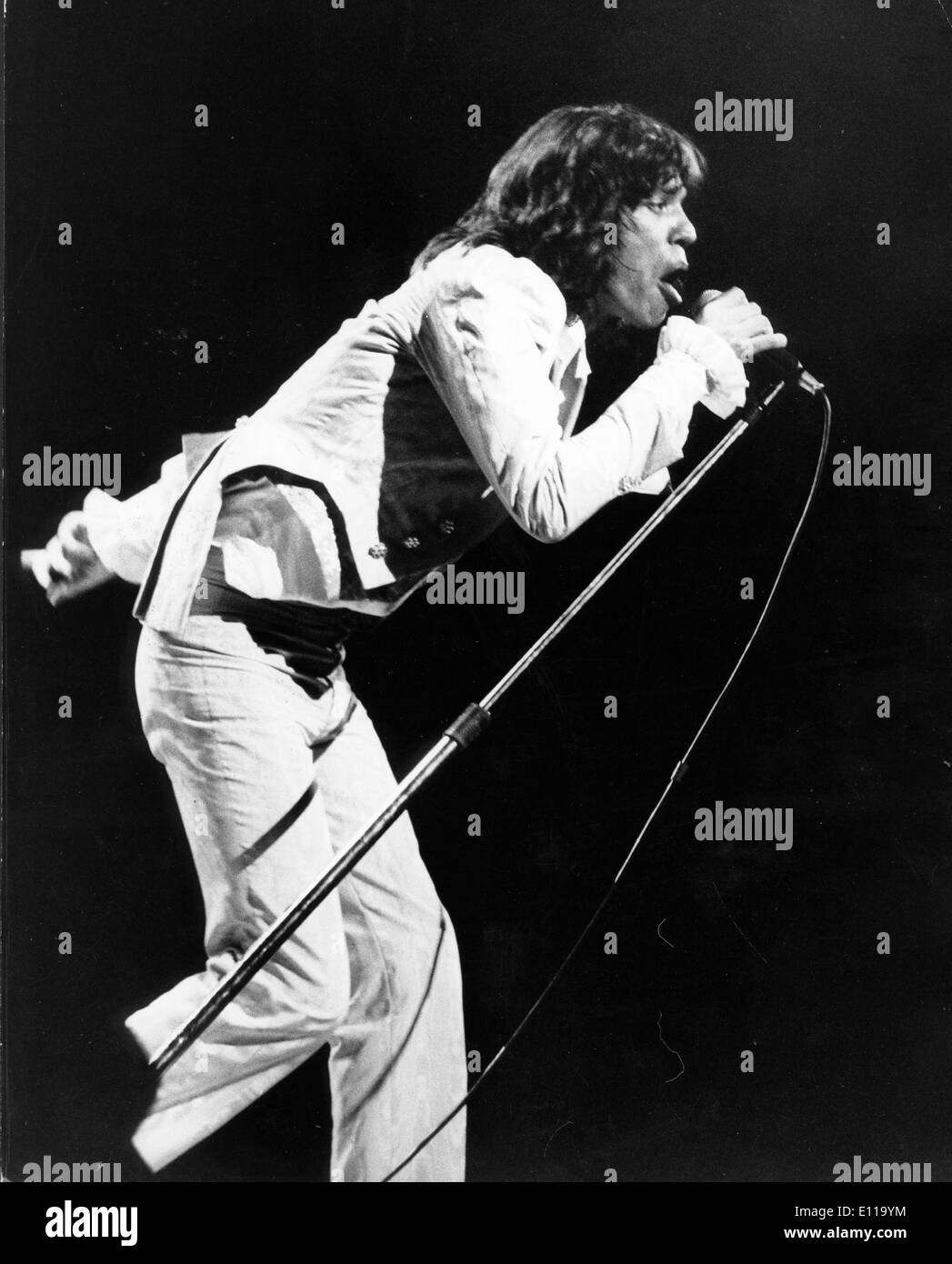 Maggio 22, 1976; Londra, Inghilterra, Regno Unito; cantante Mick Jagger del famoso British gruppo rock i Rolling Stones, il più lungo del gruppo superstite nella storia del rock and roll, raffigurato mentre canti davanti a 17.000 tifosi a Earl's Court. (Credito Immagine: KEYSTONE Pictures USA/ZUMAPRESS.com) Foto Stock