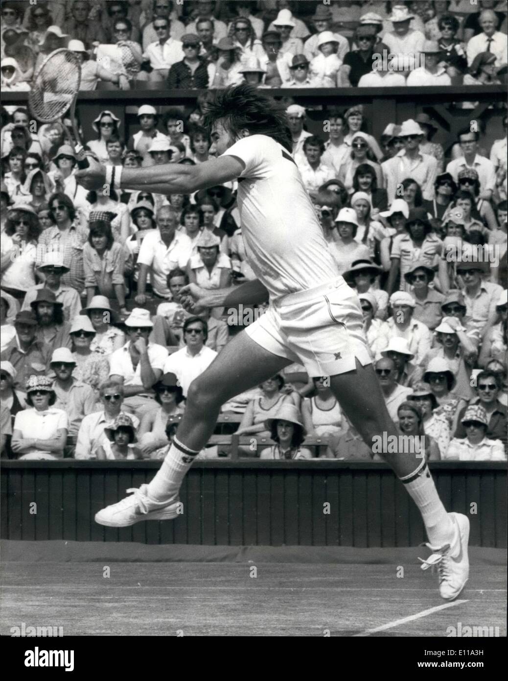 Giugno 06, 1976 - tennis a Wimbledon. Jimmy Connors batte Stan Smith. La foto mostra una azione girato di Jimmy Connors (U.S.A) durante la sua partita contro Stan Smith (USA), il quale ha battuto, a Wimbledon oggi. Foto Stock