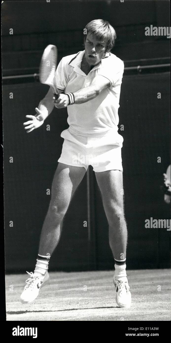Giugno 06, 1976 - Wimbledon Tennis - ROSSOE TANNER bussa fuori il connazionale Jimmy CONNORS NEI QUARTI DI FINALE DEGLI UOMINI SINHLES MOSTRA FOTOGRAFICA: ROCCOE TANNER in azione duing la sua partita contro JIMMY CONNORS sul Centre Court oggi. Foto Stock