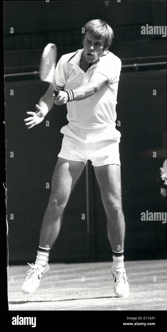 Giugno 06, 1976 - Wimbledon Tennis Roscoe Tanner bussa fuori il connazionale Jimmy Connors nei quarti di finale degli uomini singoli. La foto mostra il Roscoe Tanner (USA) in azione durante la sua partita contro Jimmy Connors (USA) sul Centre Court oggi. Tanner ha vinto 6-4, 6-2, 8-6. Foto Stock
