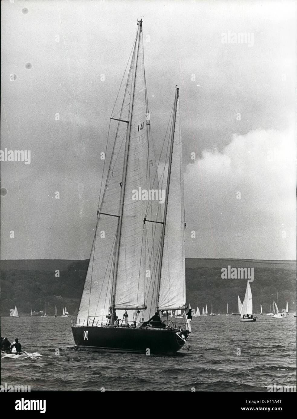 Giugno 06, 1976 - l'inizio della quinta con una sola mano yacht transatlantico gara: la più spettacolare flotta di one-man yachts ha cominciato fuori da Plymouth di Sabato, 5 giugno per la quinta osservatore con una mano sola gara transatlantica di 3,00-miglia a Newport Rhode Island. Vi sono stati 125 yachts concorrenti in gara. La foto mostra il yacht francese Pen Duick VI, navigato da Eric Tabarly, nella foto subito dopo lo start della gara a Plymouth. Foto Stock