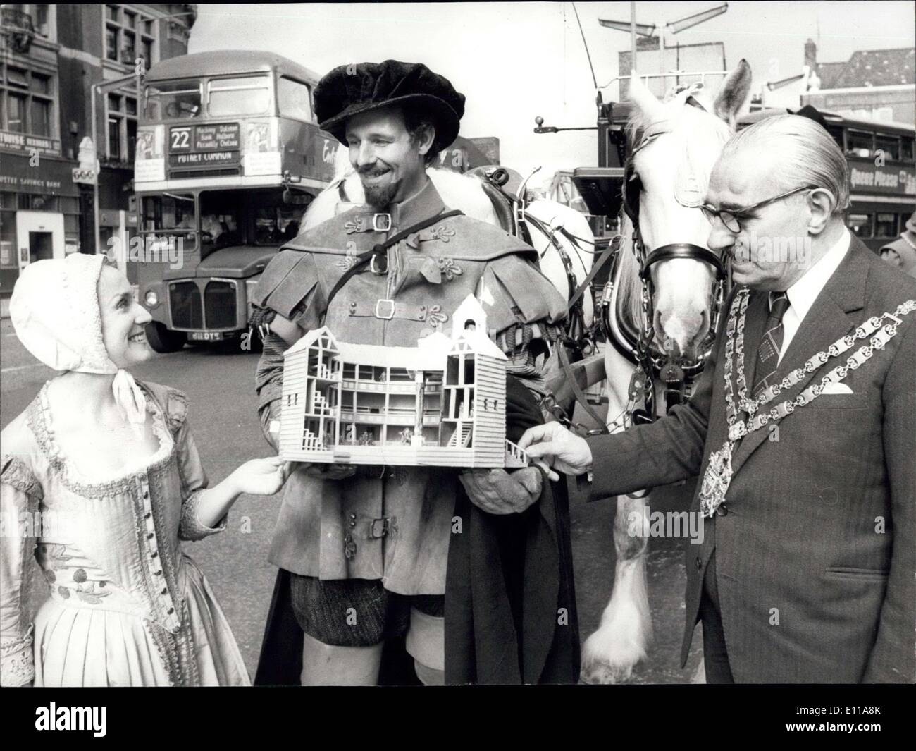 Sett. 30, 1976 - UN MODELLO DI GRAN BRETAGNA il primo teatro consegnato al sindaco di Southwark. La foto mostra: BARBARA DARCY e KENNETH BARRON, del centro del mondo per gli studi di Shakespeare, ricevendo un modello di Gran Bretagna il primo teatro, l'originale Elizabethan Globe, dall assessore Giorgio argento, Sindaco di Hackney, prima che sia stata presa da cavalli disegnati dray al Globe Playhouse sul London Bankside ieri. Il modello che è stato visualizzato a Hackney Festival Esposizione, più successivamente è stato consegnato dall'Assessore argento per il Sindaco di Southwark. Foto Stock