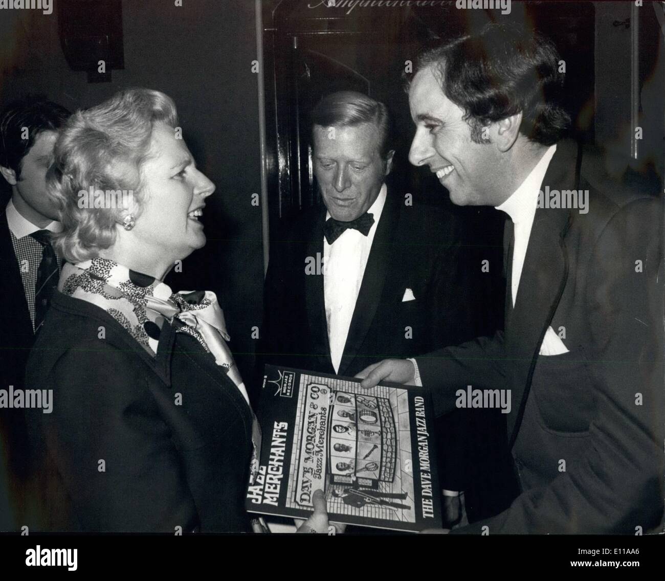 Ottobre 10, 1976 - Margaret Thatcher è ospite d'onore al più grande concerto jazz dell'anno: la sig.ra Margaret Thatcher p.f. leader del partito conservatore è stato ospite di onore il lunedì sera presso il ''più grande concerto jazz dell'anno". Il concerto è stato organizzato da entrambi Fulham e Hammersmith associazioni conservatore. Popolare ''Jazz uomini" - Chris Barber; Kenny palla e Dave Morgan hanno preso parte. La foto mostra la signora Thatcher parla di Dave Morgan leader della prima banda di prendere parte come egli ha presentato la sua con una copia del suo più recente album - presso la Royal Albert Hall Foto Stock