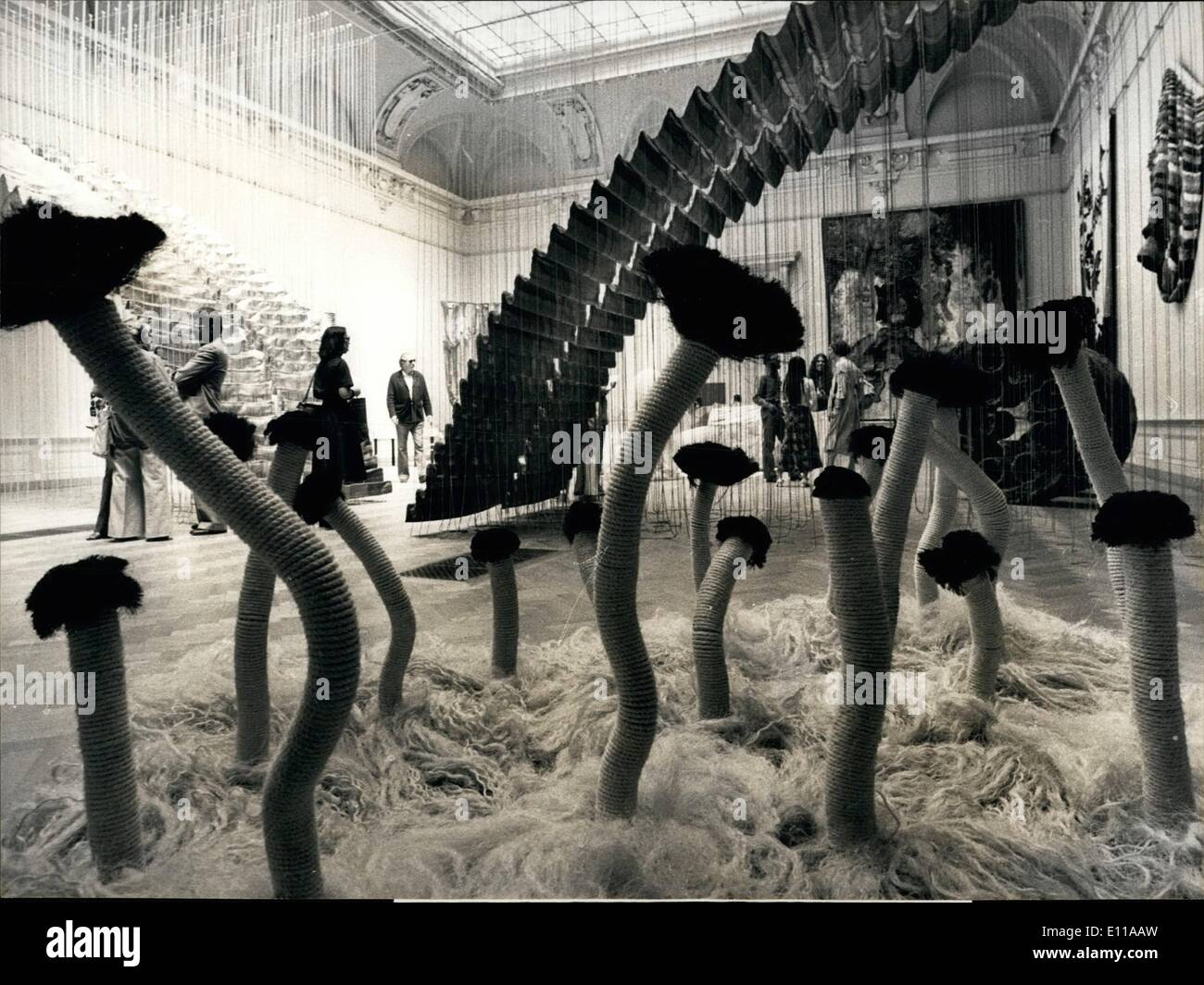 Giugno 06, 1976 - Biennale Internazionale della tappezzeria in Lausanne: a Losanna effettivamente avviene la Biennale Internazionale di arazzi con 65 opere di artisti provenienti da tutto il mondo. La foto mostra in primo piano ''zero la crescita della popolazione " da Carol Westfall, STATI UNITI D'AMERICA. Sullo sfondo ''Percorso Paraheil'' di Gerhard i canederli, STATI UNITI D'AMERICA. Foto Stock