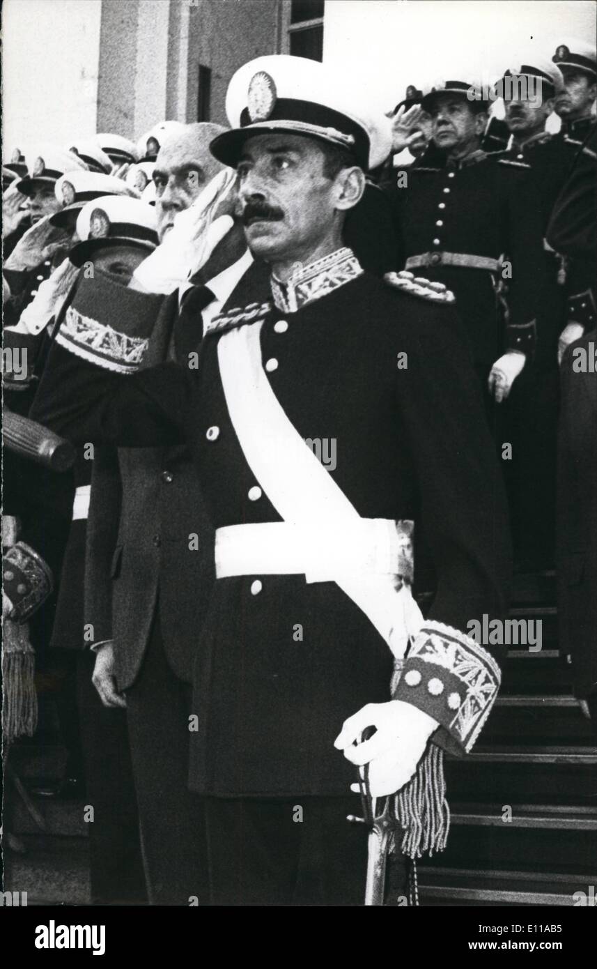 Giugno 06, 1976 - Questo è il Presidente della Repubblica Generale Jorge Rafael Videla visitando il comando generale dell'esercito argentino in occasione del ''25 de mayo'' e che è stato salutato da tutti i nostri generali, in pensione e in attività. Foto Stock