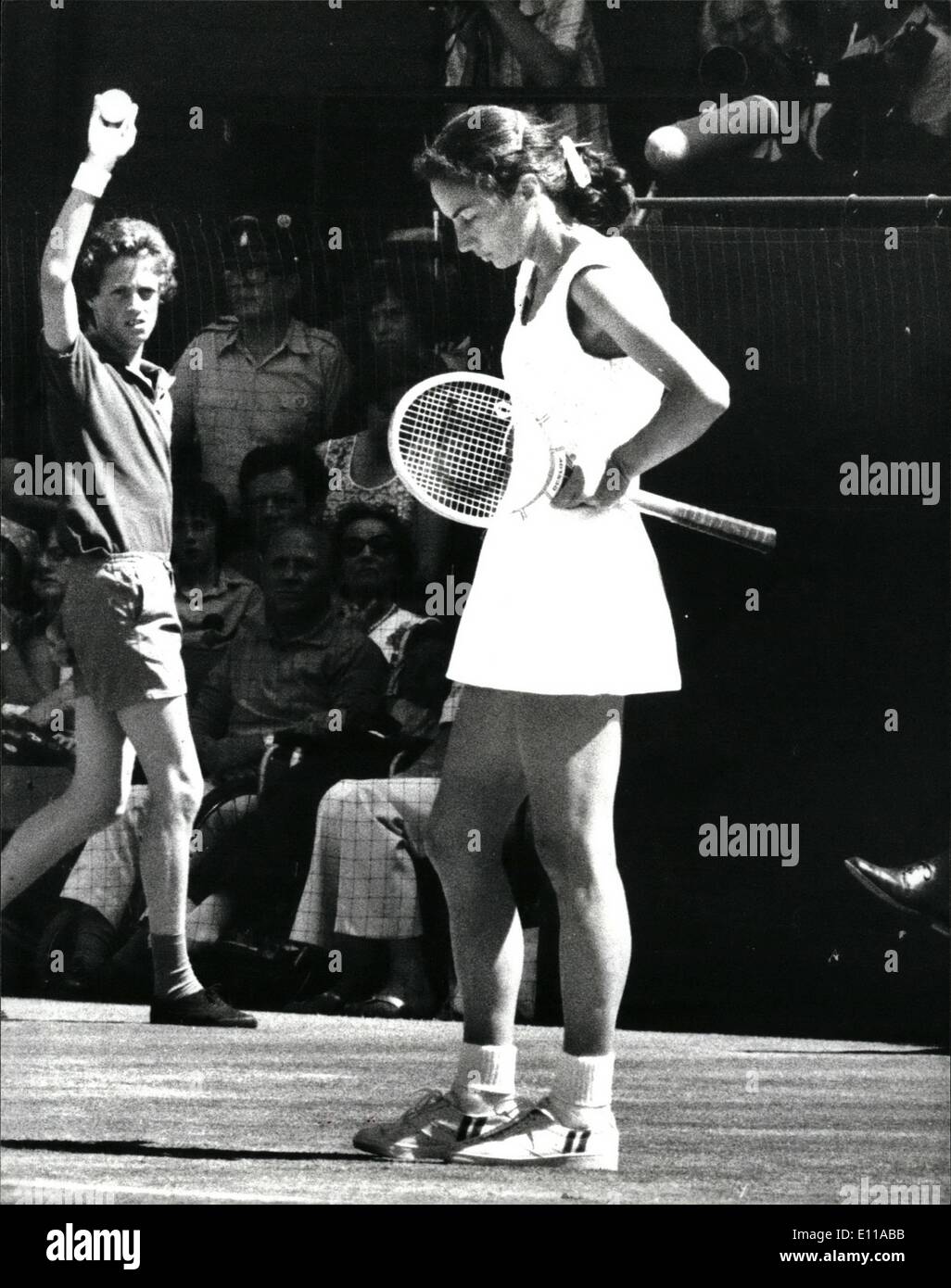 Giugno 06, 1976 - Evonne Cawley sconfigge Virginia Wade in odierna Semi-Final del singolare femminile a Wimbledon: Evonne Cawley (Australia) ha raggiunto la finale del singolare femminile quando ha sconfitto la Gran Bretagna è il Virginia Wade in odierna semi-finale di oggi. Cawley ha vinto la partita 6-1, 6-2. La foto mostra il Virginia Wade scende la sua testa in basso nella disperazione durante la sua partita contro Evonne Cawley oggi. Foto Stock