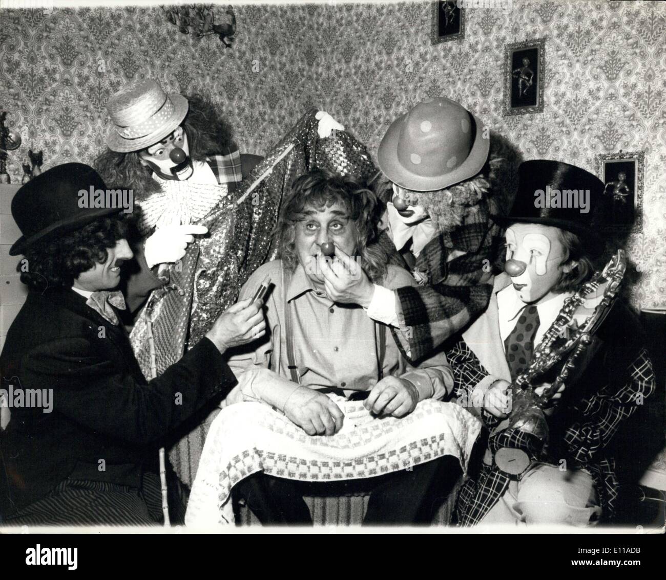 Giugno 08, 1976 - Una visita a sorpresa per ?Smartie? I malati di clown ? ?Smartie? Una volta top clown con Billy Smart?s Circus, che ora è molto malato soffre di cuore e di polmone e di errore deve essere presi in giro in una sedia a rotelle, è stato recentemente scoperto da Derek Stevenson, che una volta lavorato con lui. Derek, che ora è con Gerry Cottle?s Circus, ha deciso di pagare una visita a sorpresa a Smartie con una pista di clown dal circus di oggi. Essi hanno insistito sul fatto che Smartie dovrebbe essere costituita come in passato come parte della celebrazione Foto Stock