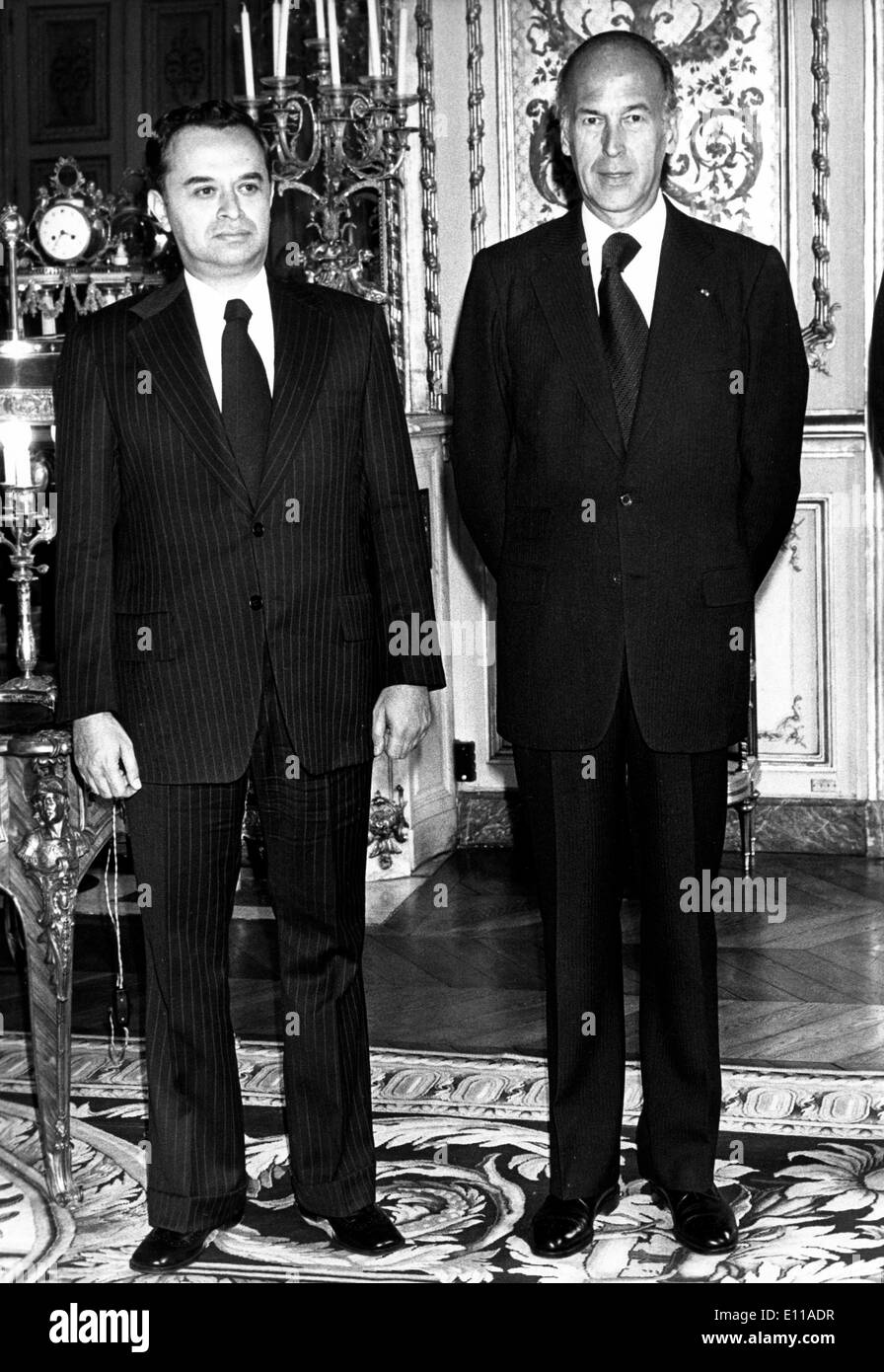 Jun 10, 1976; Paris, Francia; il nuovo Ambasciatore di El Salvador il sig. SALVADOR NAVARRETE AZURDIA è ora in Francia. Egli ha presentato le sue credenziali oggi al Presidente VALERY GISCARD all'Elysee. La foto mostra il signor Navarrete e il sig. Giscard all'Elysee a Parigi. Foto Stock