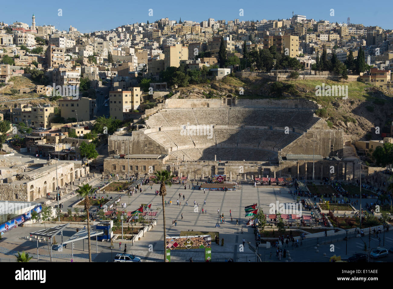 Guardando verso il basso sul Teatro Romano e la vivace piazza davanti, Amman, Giordania Foto Stock