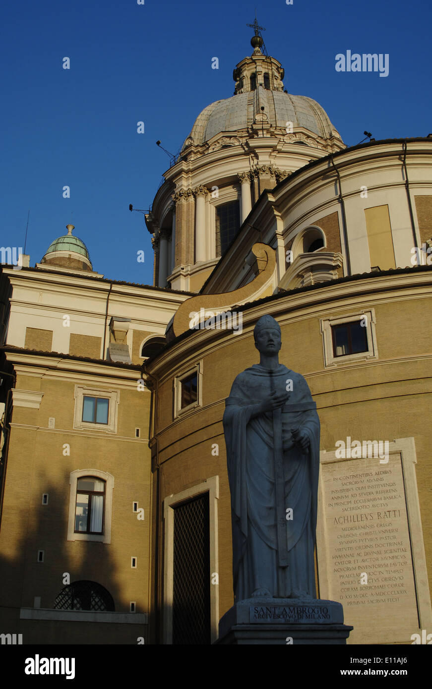 L'Italia. Roma. Sant'Ambrogio e Carlo al Corso. In primo luogo, una statua di Sant'Ambrogio (340-397), arcivescovo di Milano. Foto Stock