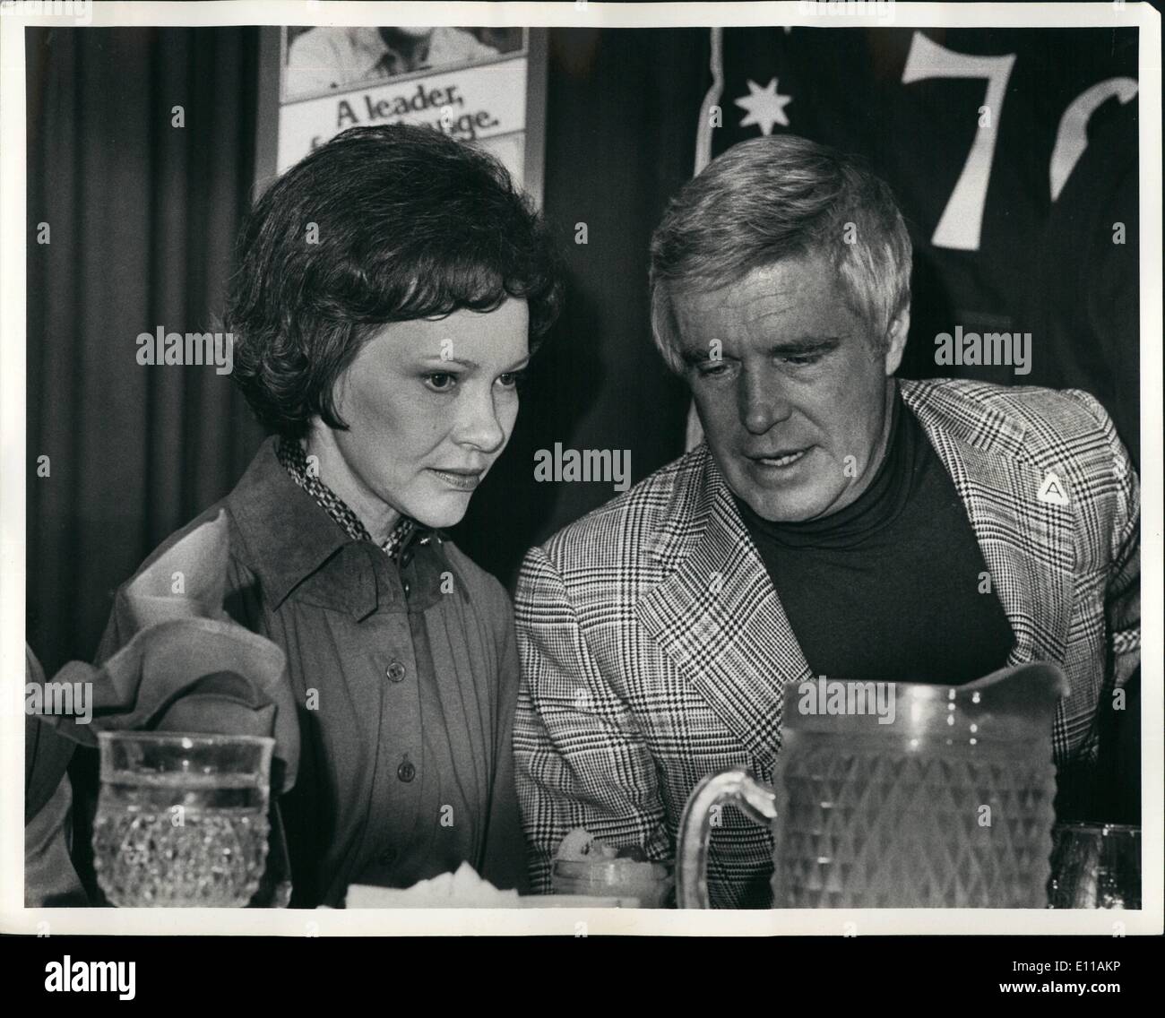 Ottobre 10, 1976 - Visita di Rosalynn Carter a New York City. Candidato per la prima signora Rosalynn Carter con l'attore George Peppard a un pranzo sponsorizzato da un democratico queens organizzazione di donne detenute nella Elmhurst Queens in un motel di Holliday. La sig.ra Carter indirizzata all'organizzazione. Brian credito Alpert Foto Stock