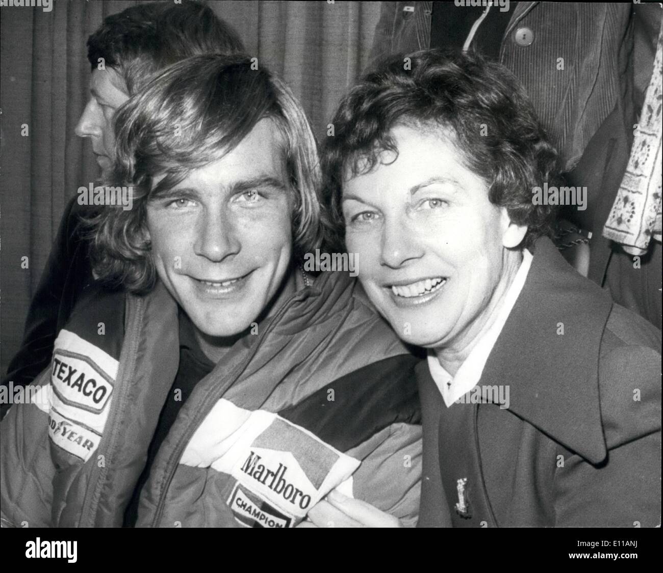 Ottobre 10, 1976 - World Motor Racing campione James Hunt arriva a casa dopo il suo successo nel Gran Premio del Giappone: Gran Bretagna il world motor racing campione, James Hunt, volò in aeroporto di Heathrow oggi con un grande benvenuto dalla sua famiglia e la sua fidanzata, l'attrice Jane Birbeck. Egli è stato acclamato dalla folla come egli ha lasciato i velivoli a getto che ha volato in da Tokyo di oggi. James è diventato campione del mondo domenica quando ha finito terzo nel Gran Premio del Giappone. Il campione dethrowned Niki Lauda ritirato solo dopo il completamento di un giro Foto Stock