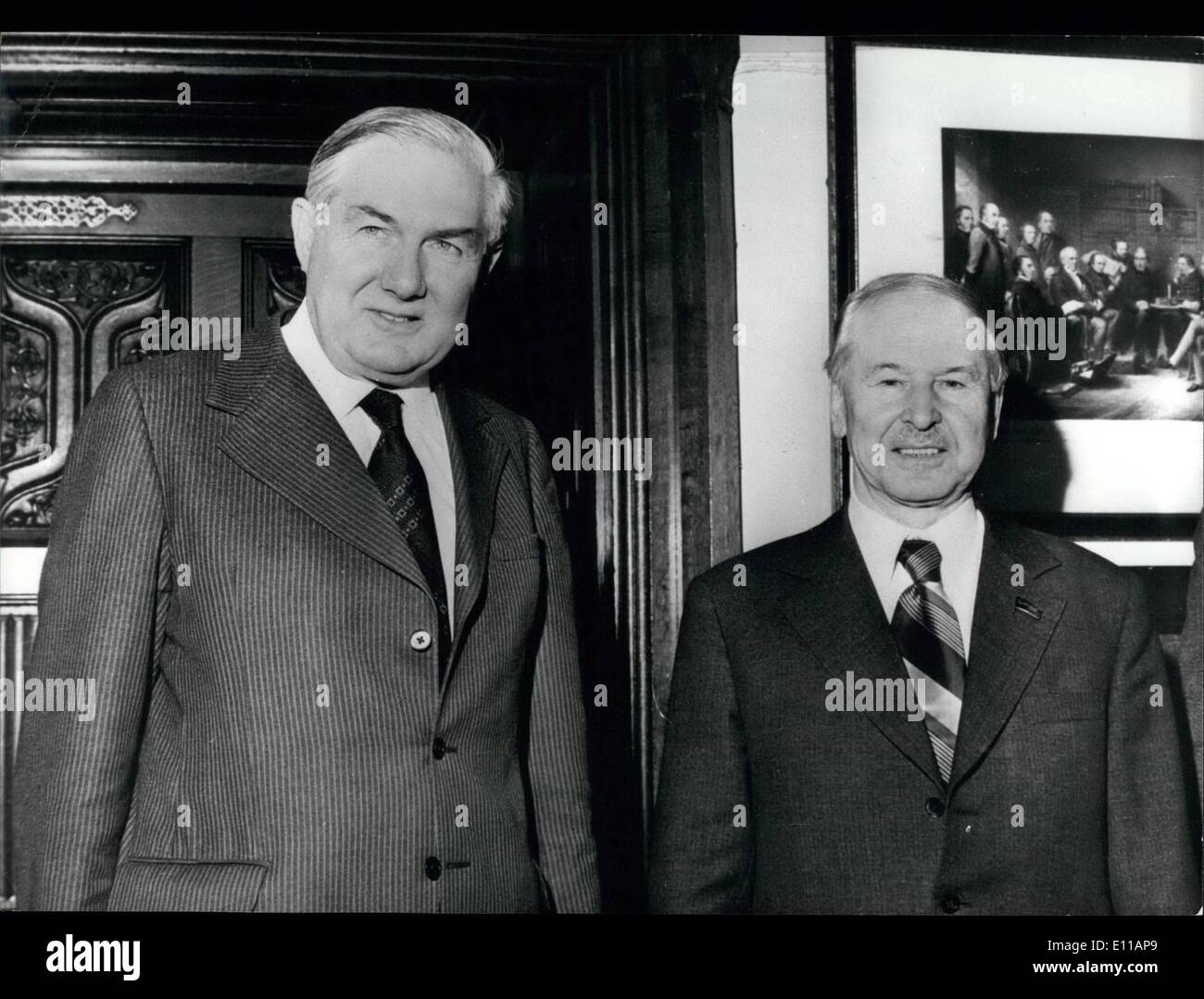 Ottobre 10, 1976 - Boris Ponomarev incontra il signor Callighan alla House of Commons. Boris Ponomarev, il 71enne hardliner stalinista, in Russia la cosiddetta ''terrore capo'" coinvolti nella frantumazione di Ungheria e la Cecoslovacchia, sono arrivati a Londra per un periodo di sei giorni di visita su invito del partito laburista nazionale esecutivo. La foto mostra il primo ministro James Callaghan nella foto con Boris Ponomarev quando i due uomini si sono incontrati a Casa di Commons ieri. Foto Stock