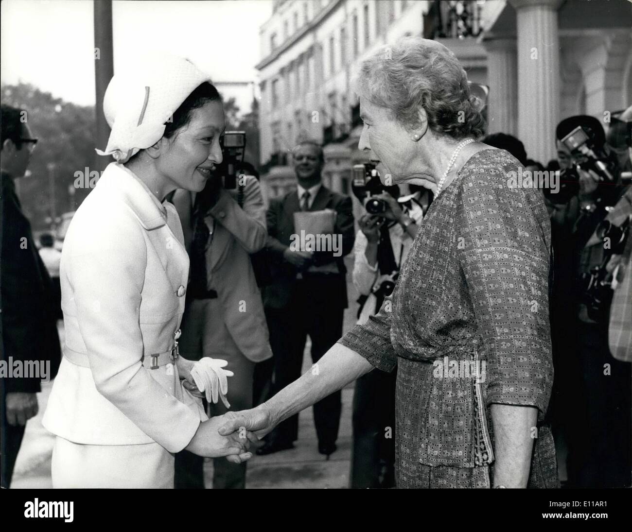 Giugno 16, 1976 - 16 giugno 1976 Crown Princess Michiko assiste Junior Croce Rossa manifestazione a Londra. Crown Princess Michiko del Giappone, che con il suo marito, il Principe ereditario Akihito, è un non ufficiale visita in Gran Bretagna, oggi ha visitato la sede nazionale della Croce Rossa Britannica Society di Londra, dove ha guardato una dimostrazione dai membri della Junior della Croce Rossa. La foto mostra: Crown Princess Michiko è accolto sul suo arrivo dal Dowager Contessa di Limerick, Presidente della Croce Rossa Britannica la società del Consiglio. Foto Stock