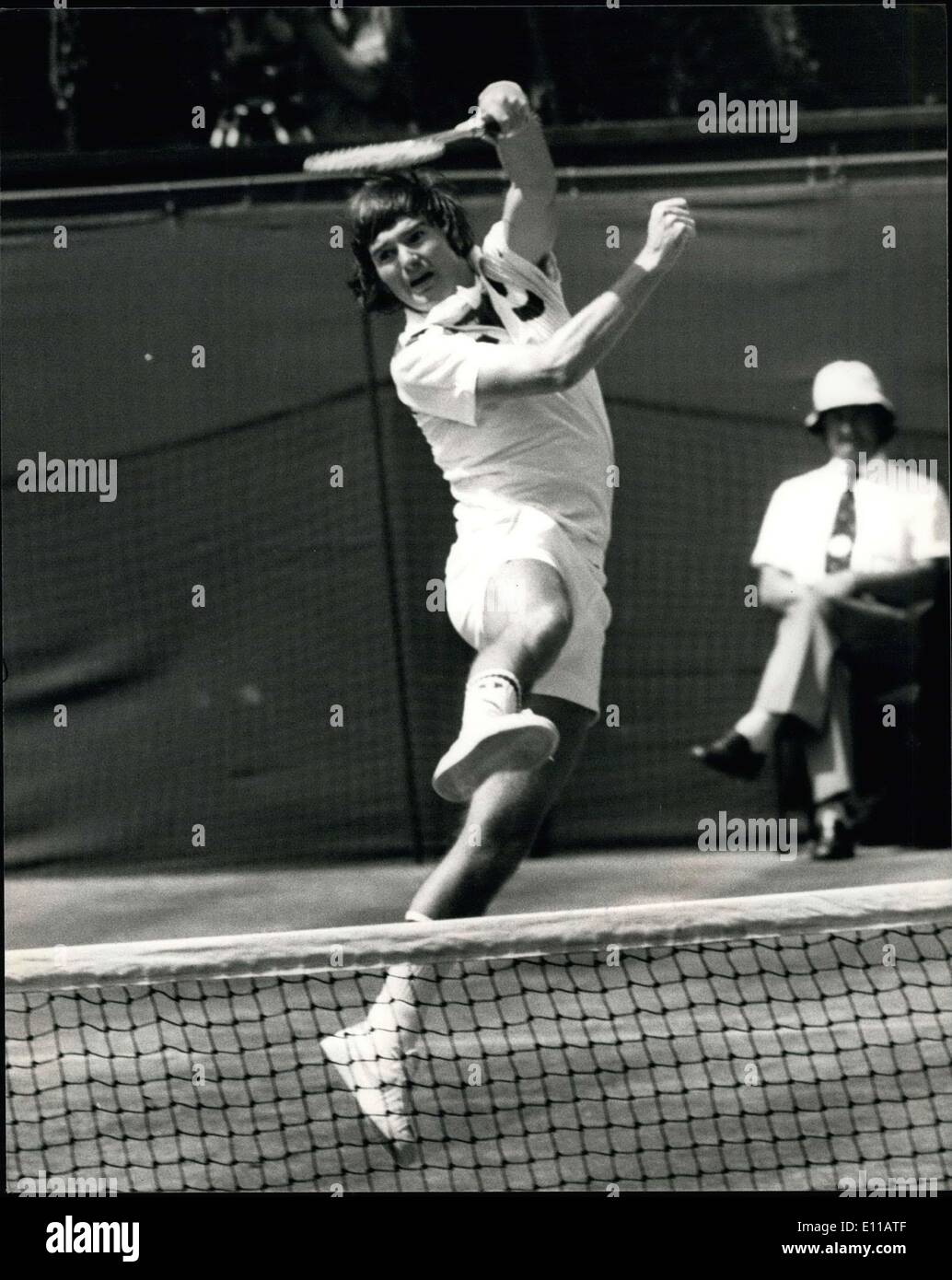 Giugno 29, 1976 - Wimbledon Tennis - Roscoe Tanner bussa fuori Jimmy Connors nei quarti di finale degli uomini singoli: Mostra fotografica di Jimmy Connors (USA) in azione contro Roscoe Tanner (USA) durante la loro partita sul Centre Court oggi. Tanner ha vinto il gioco 6-4, 6-2, 6-6. Foto Stock