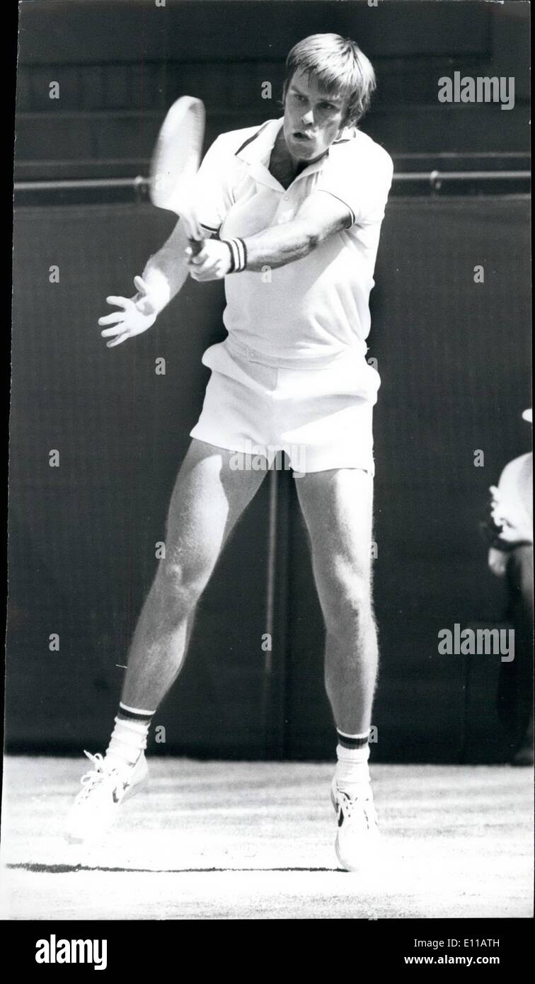 Giugno 30, 1976 - Roscoe Tanner sconfigge Jimmy Connors nei quarti di finale degli uomini singoli a Wimbledon. Roscoe Tanner (USA) sconvolto tutte le probabilità di ieri quando ha fatto brillare hot preferiti Connors Jimmy (USA) al di fuori del quarto di finale degli uomini singoli a Wimbledon. Roscoe soddisfa ora Bjorn Borg (Svezia) in semifinale. La foto mostra il Roscoe Tanner in azione durante la sua partita contro Jimmy Connors ieri. Roscoe ha vinto il gioco 6-4, 6-2, 8-6. Foto Stock