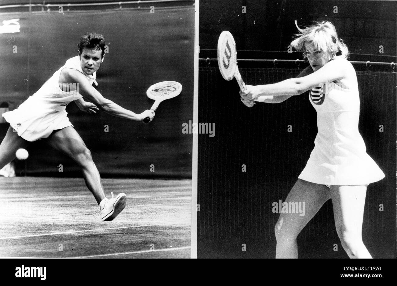 Jul 01, 1976; Londra, UK; MRS. EVONNE CAWLEY e Chris Evert nella finale del singolare femminile campionato a Wimbledon. Foto Stock