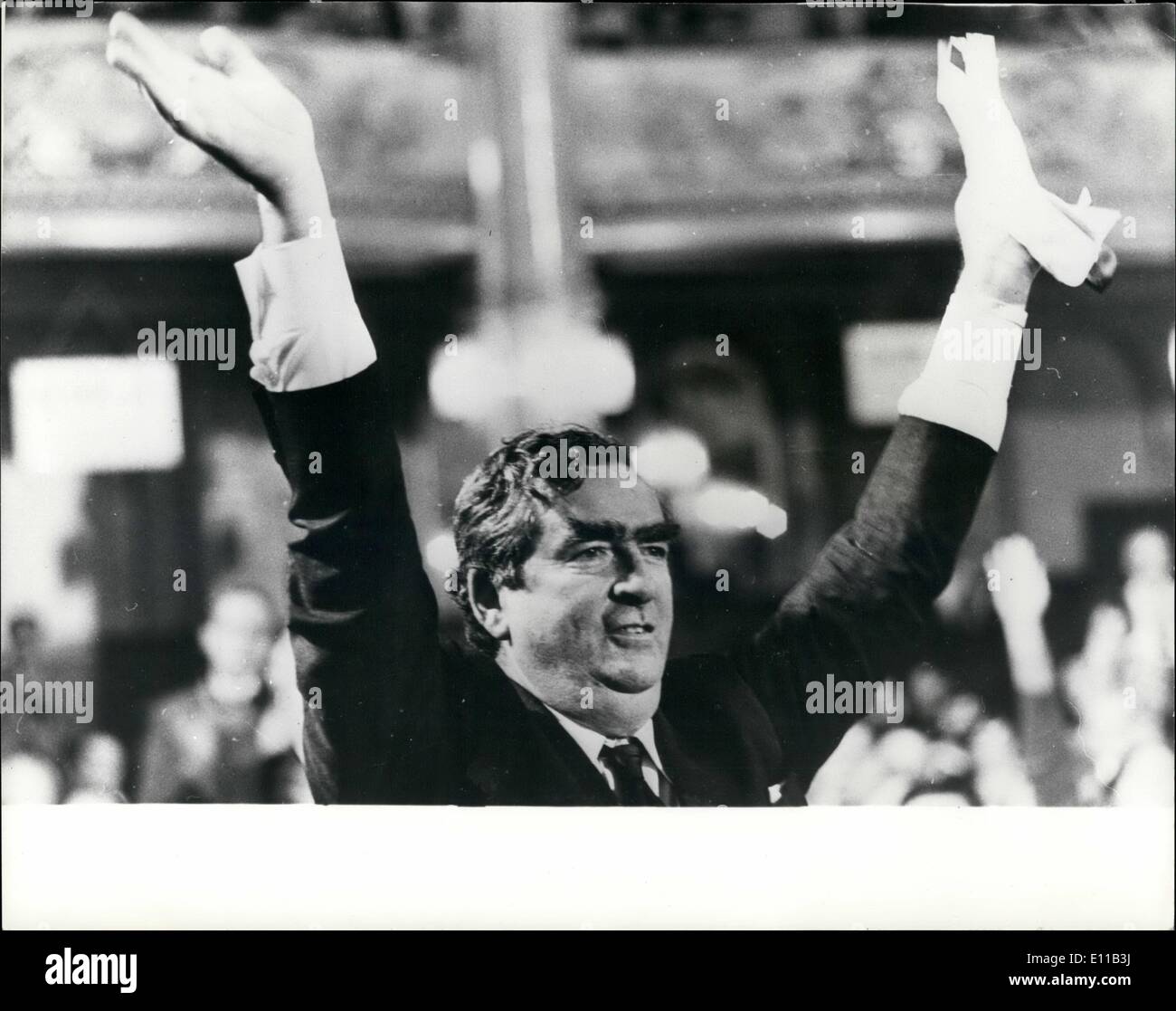 Ottobre 10, 1976 - Cancelliere Healey vince il supporto di manodopera per la difesa della sterlina britannica: il sig. Denis Healey, il Cancelliere dello Scacchiere, fronte di sinistra critica al Partito laburista conferenza annuale in Blackpool ieri con una punta smussata difesa della strategia economica del governo e le misure adottate nel corso di questa settimana per sostenere il cancelletto. Dopo che egli aveva fuori-gridato anni di sinistra, il Cancelliere, che aveva volato a Blackpool per rendere un appassionato la domanda per il partito per la fedeltà in sua difesa della sterlina ha vinto il sostegno della maggioranza. mostra fotografica. Signor Foto Stock