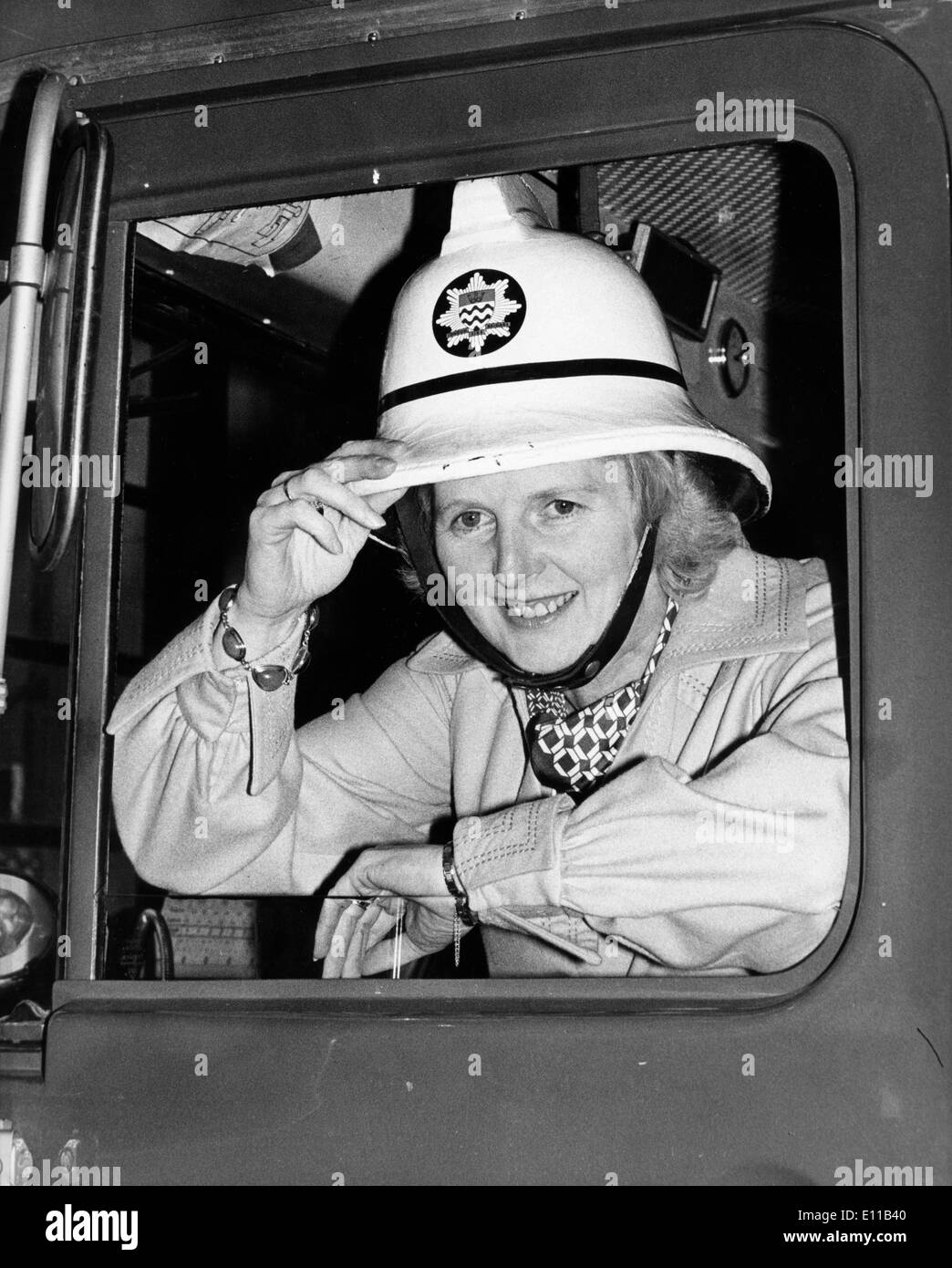 Oct 15, 1976; Londra, Inghilterra, Regno Unito; la prima donna primo ministro britannico (dal 1979-1990) Margaret Thatcher, seduto nella cabina di un incendio del motore.. (Credito Immagine: KEYSTONE Pictures USA/ZUMAPRESS.com) Foto Stock