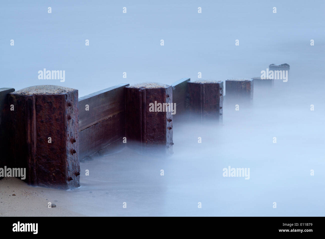 Misty Waves fagocitato arrugginimento pennelli Foto Stock