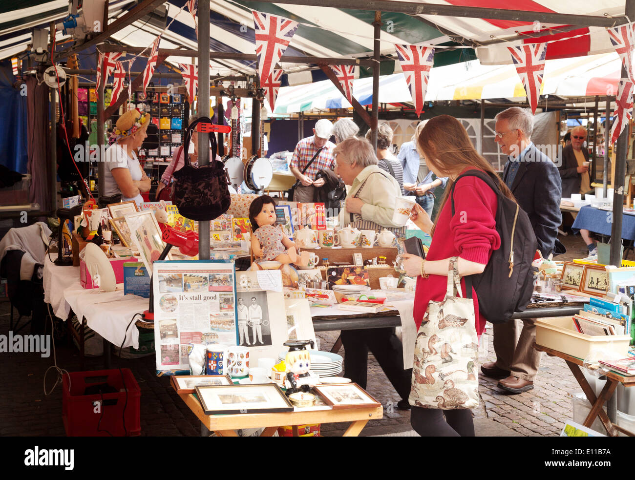 People shopping a Cambridge nel mercato su una soleggiata giornata di primavera in maggio, Cambridge city centre, England Regno Unito Foto Stock