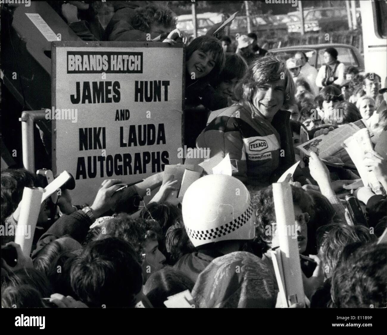 Nov. 11, 1976 - 10.000 tifosi Ave James Hunt Gran Bretagna il nuovo World Motor Racing campione a Brands Hatch: James Hunt, la Gran Bretagna è di nuovo world motor racing campione, è stata assediata dai giovani cacciatori di autografi di ieri quando 10.000 tifosi ruotato fino a Brands Hatch, il circuito dove ha iniziato la sua carriera a dire "grazie" ai suoi sostenitori. Niki Lauda è stato anche lì per rendere omaggio a Giacomo che ha preso il titolo da lui in Giappone. Mostra fotografica di James Hunt è assediata dai giovani cacciatori di autografi di Brands Hatch ieri. Foto Stock