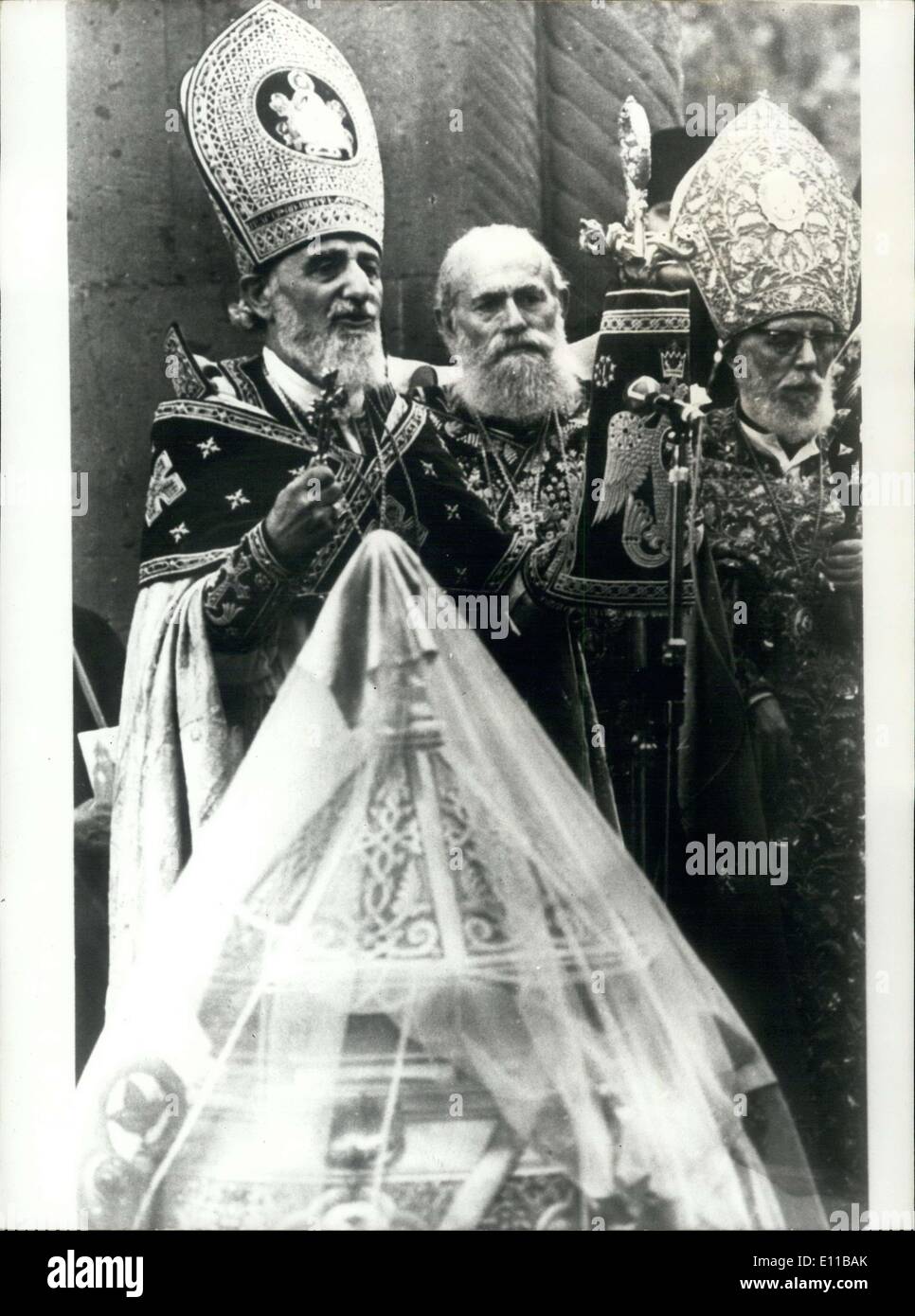 Nov. 12, 1976 - Patriarca di Armenie celebra il ventesimo anniversario investitura Foto Stock
