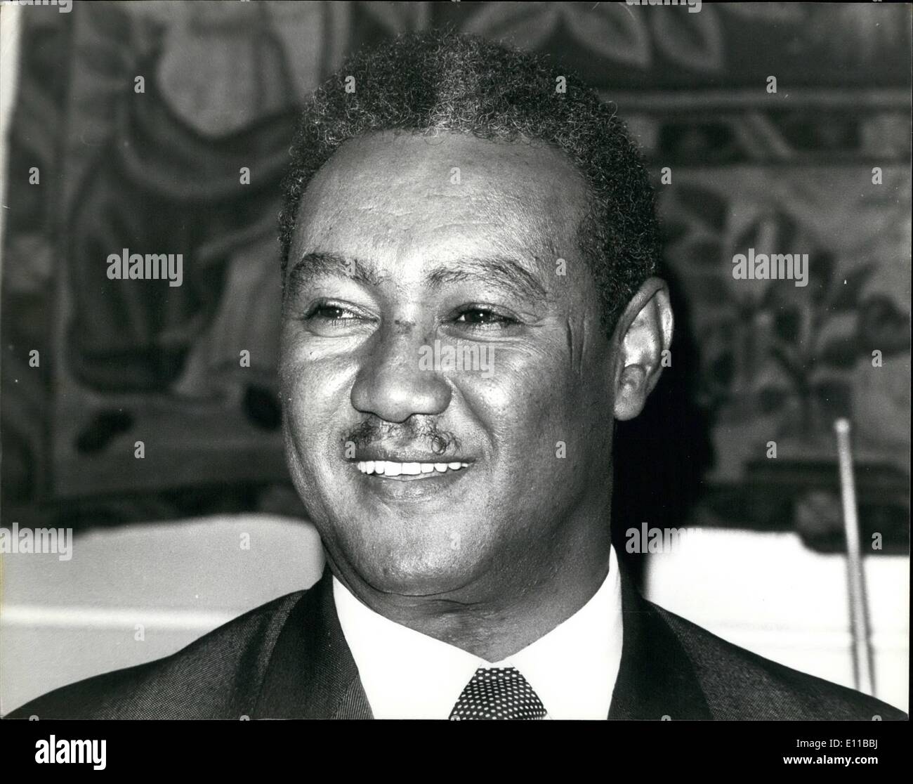 Lug. 07, 1976 - Presidente sudanese Jaafar Numeiry viene estromesso nel colpo di Stato: pesanti combattimenti che coinvolgono truppe utilizzando serbatoi, artiglieria e mitragliatrici è ripubblicato da infuria in Khartum oggi sulla scia di un pre-alba colpo di stato contro il Presidente sudanese Jaafar Numeiry. Il dove abourts del 46 anno vecchio Presidente non sono noti. La foto mostra il presidente sudanese Jaafar Numeiri che è stato estromesso nel colpo di stato. Foto Stock Lug. 07, 1976 - Presidente sudanese Jaafar Numeiry viene estromesso nel colpo di Stato: pesanti combattimenti che coinvolgono truppe utilizzando serbatoi, artiglieria e mitragliatrici è ripubblicato da infuria in Khartum oggi sulla scia di un pre-alba colpo di stato contro il Presidente sudanese Jaafar Numeiry. Il dove abourts del 46 anno vecchio Presidente non sono noti. La foto mostra il presidente sudanese Jaafar Numeiri che è stato estromesso nel colpo di stato. Foto Stock