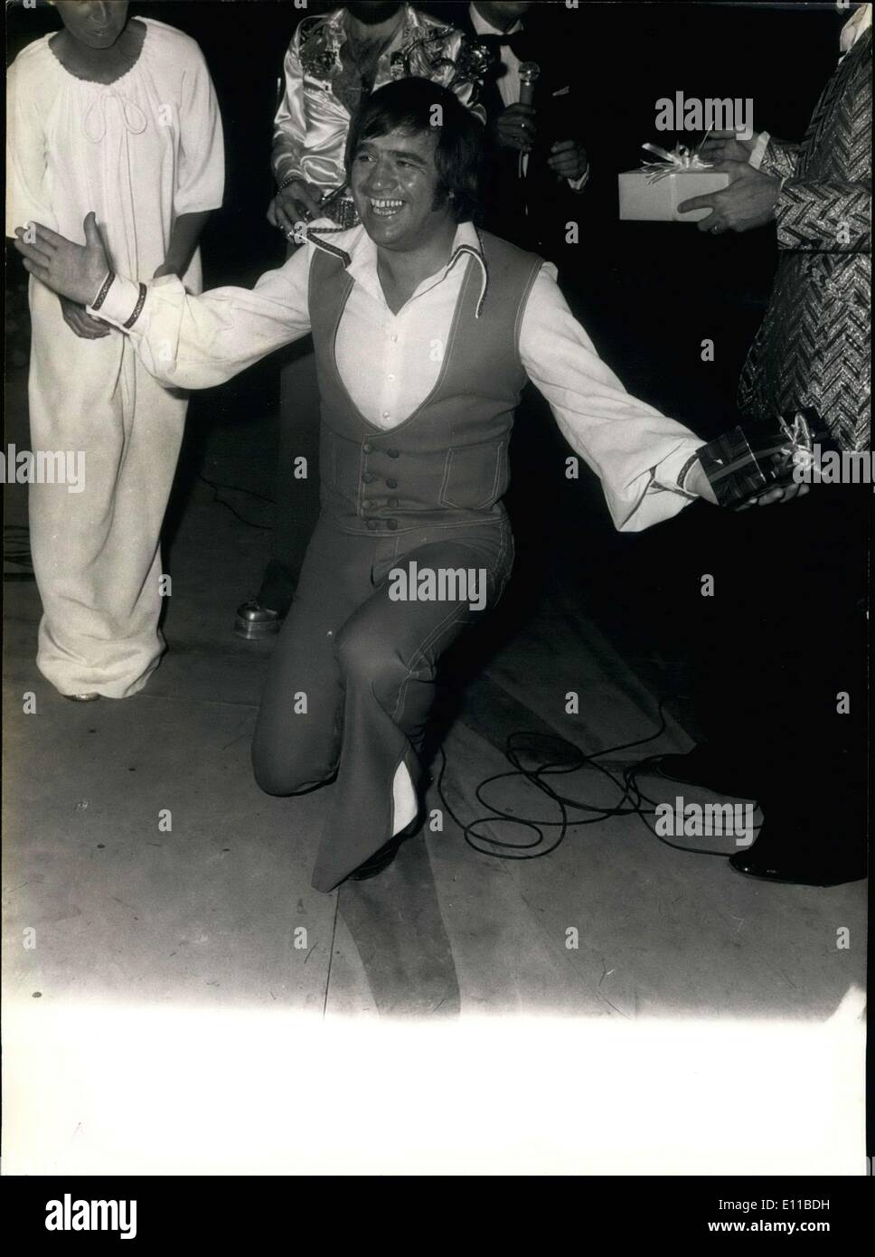 Lug. 13, 1976 - Il cantante irlandese Joe Dolan, che ha vinto il ''La Rose D'Or du Disque'' nel 1975, è stato chiamato il ''più simpatiche e cantante cooperativa'' da parte dei giornalisti. Dolan è raffigurato mostra la sua gioia nel ricevere il premio imprevisti. Foto Stock