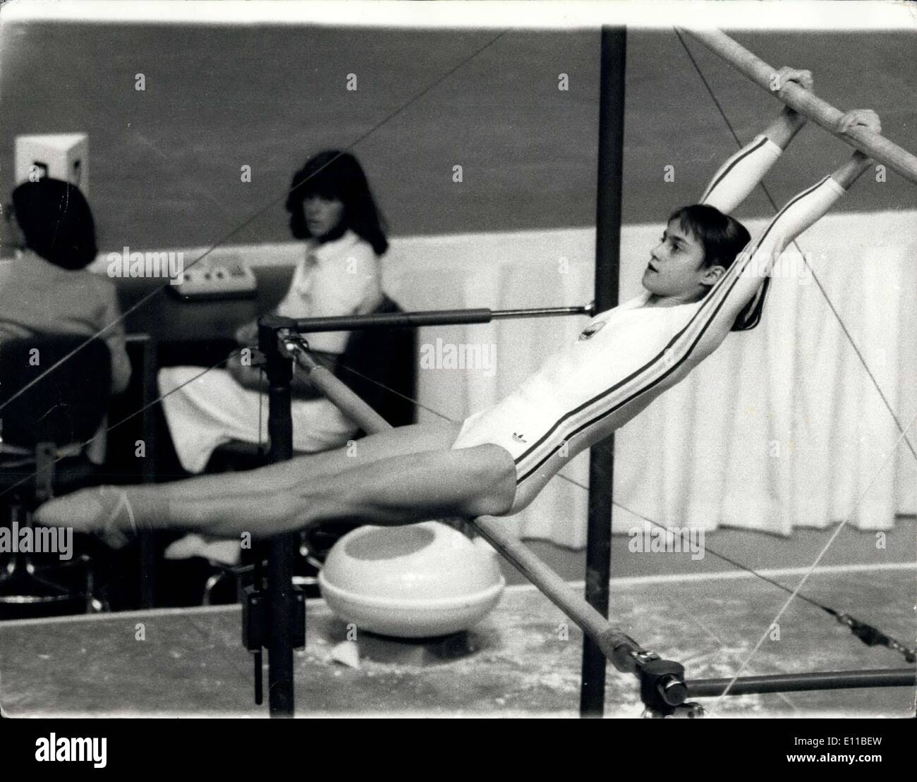 Lug. 22, 1976 - Il 1976 giochi olimpici a Montreal in Romania di Nadia Comaneci la nuova regina dei ginnasti. Nadia Comaneci, il 14-anno-vecchia ragazza rumena, è la nuova regina del mondo di ginnastica. Ha distrutto il russo di Stranglehold su questo titolo, dethrowning il campione di Monaco di Baviera, Ludmila Tourischeva. Il piccolo rumeno ha segnato un massimo di dieci e lode sulla trave e ther bar per vincere la medaglia d'oro con punti 39.75 la scorsa notte in totale a 79.275 al di fuori di un possibile 80. La foto mostra il 14-anno-vecchio Nadia Comaneci della Romania, visto durante la sua splendida prestazione sul asim - barre di metrica. Foto Stock