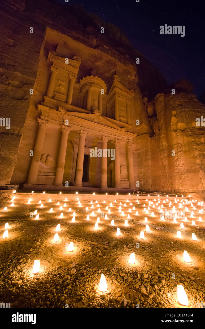 Lampade accese di fronte al Khazneh, (Tesoro), per la Petra by night show, Petra, Giordania Foto Stock