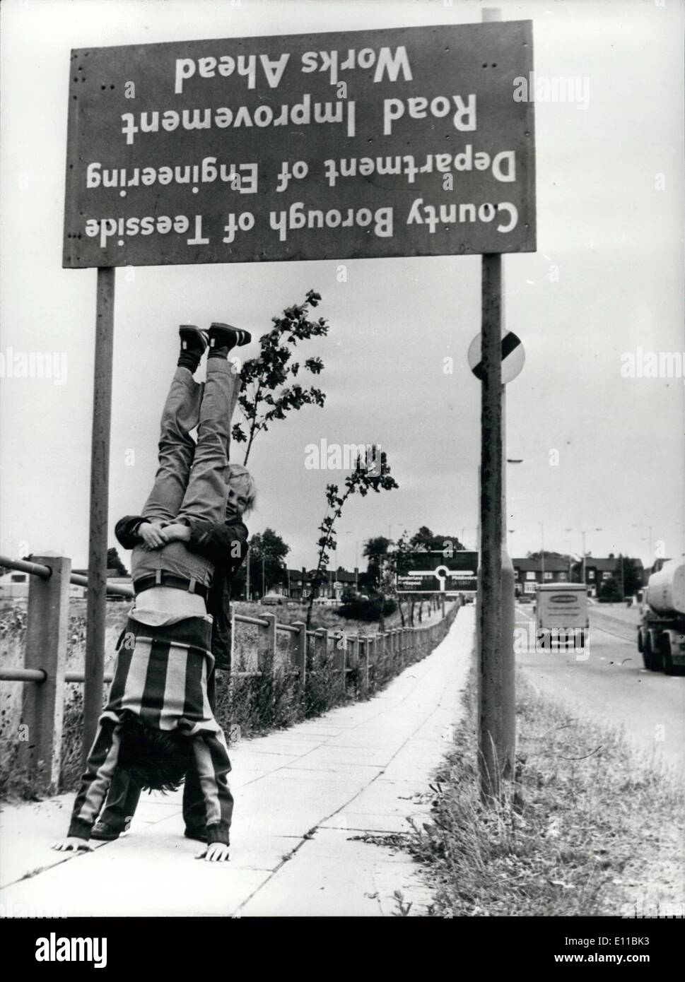 08 agosto 1976 - teste o Tals - ? Per questa strada segno bottom up a Billing-Ham Bottoms Yorkshire, ieri come Jung john Sinclair e Kevin Quinn non riescono a fare le code di questo nuovo segnale di strada diversiva. Foto Stock