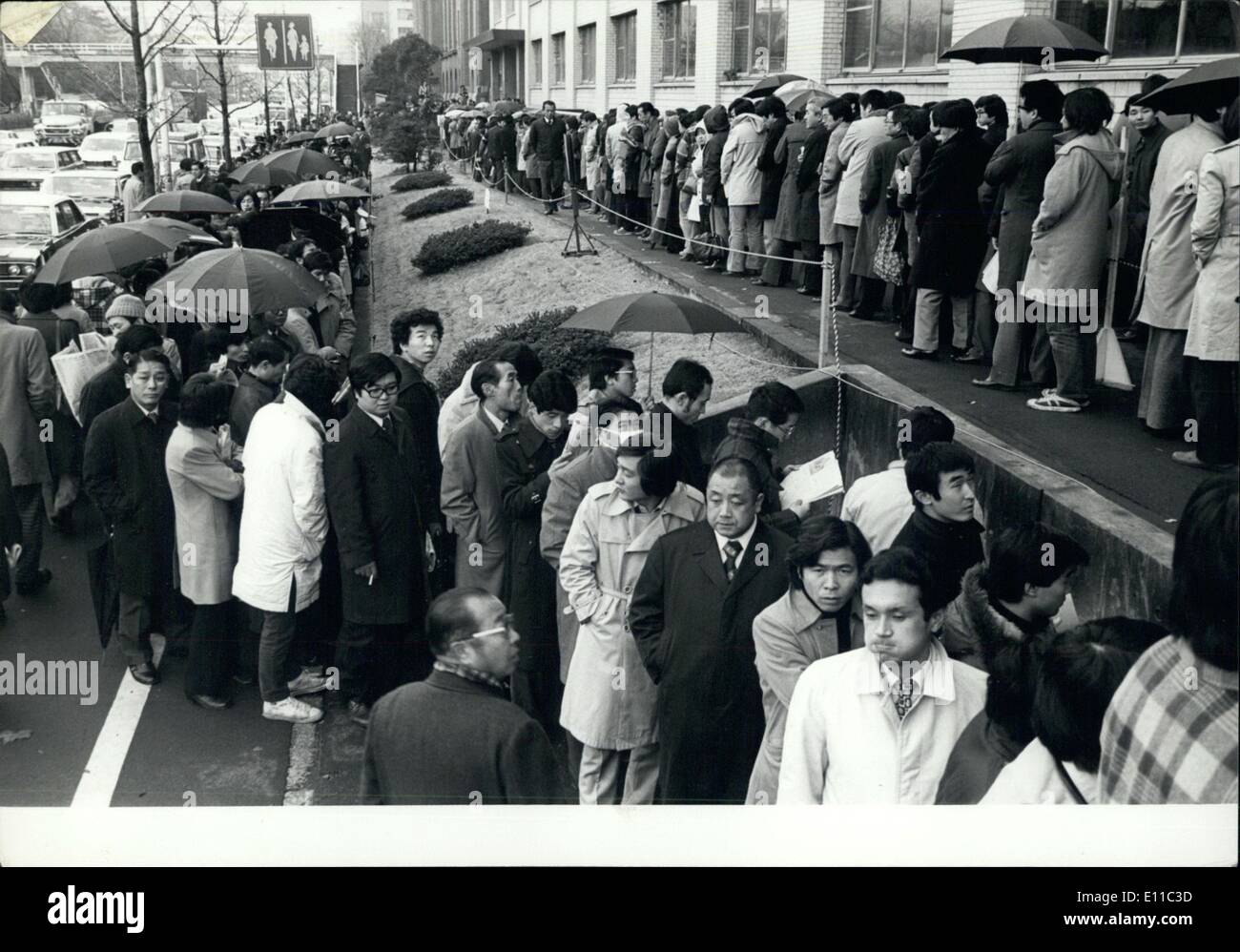 Gen 01, 1977 - Il processo per il Lockheed scandalo: la prima prova per il Lockheed scandalo aperto alle ore 10.00 presso la corte distrettuale di Tokio. La foto mostra per ottenere la sede (52 posti) fornisce per il pubblico in generale, le persone qued fino da 4am. Il conteggio finale è stato 590 di cui 52 sono stati selezionati dalla lotteria. Foto Stock