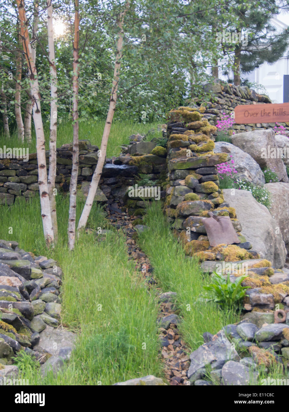 Londra, UK, 20 maggio 2014 RHS Chelsea Flower Show primo giorno. Da Mori a mare un giardino progettato da Alan Titchmarsh e Kate Gould per celebrare Alani 50 anni in orticoltura e in Gran Bretagna in fiore. Foto Stock